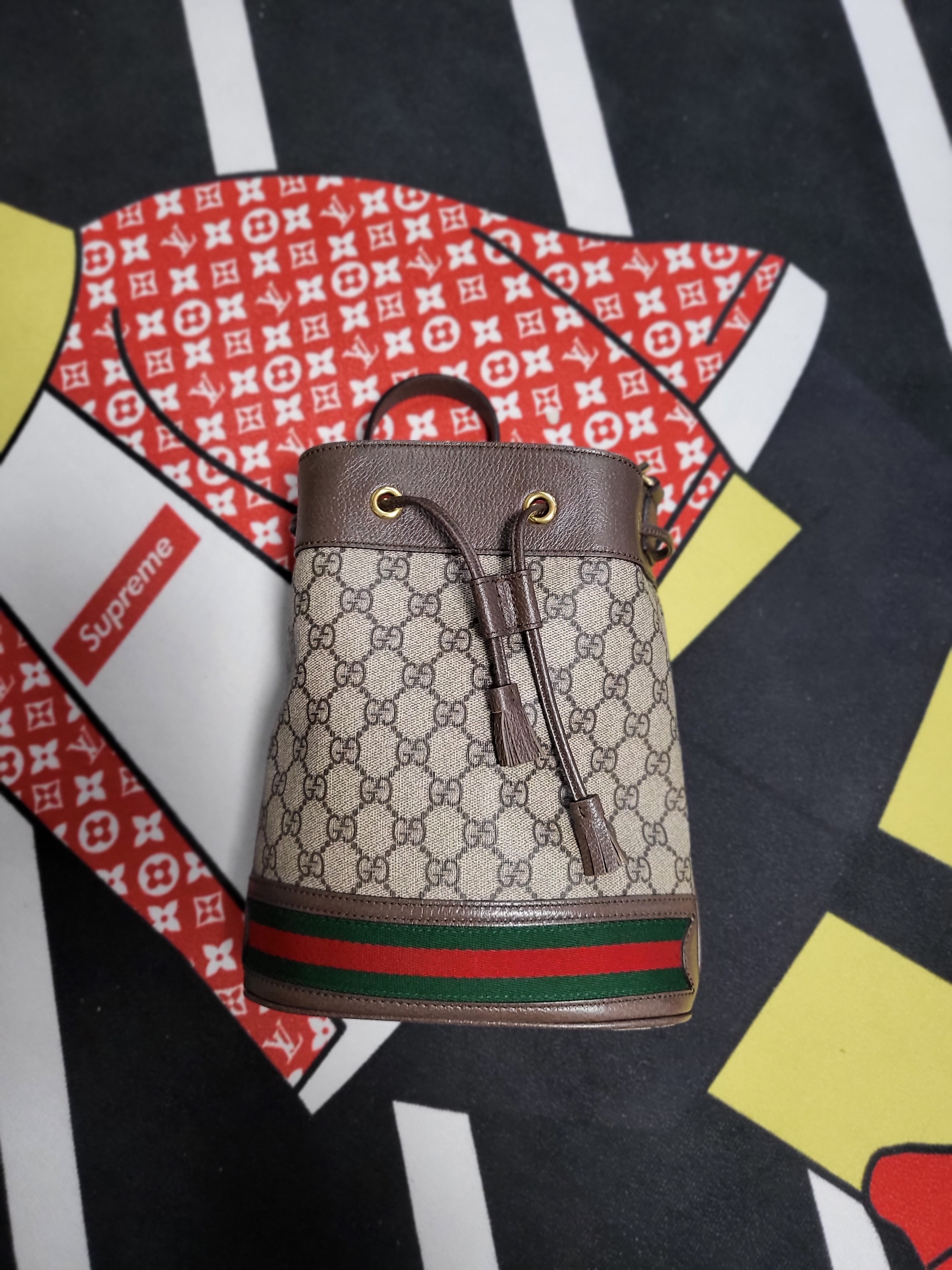 Gucci Ophidia GG Small Bucket Bag Brown, (W) Valentino Open Sneakers in Calfskin Leather White Water Rose 착용 스타일 - 2