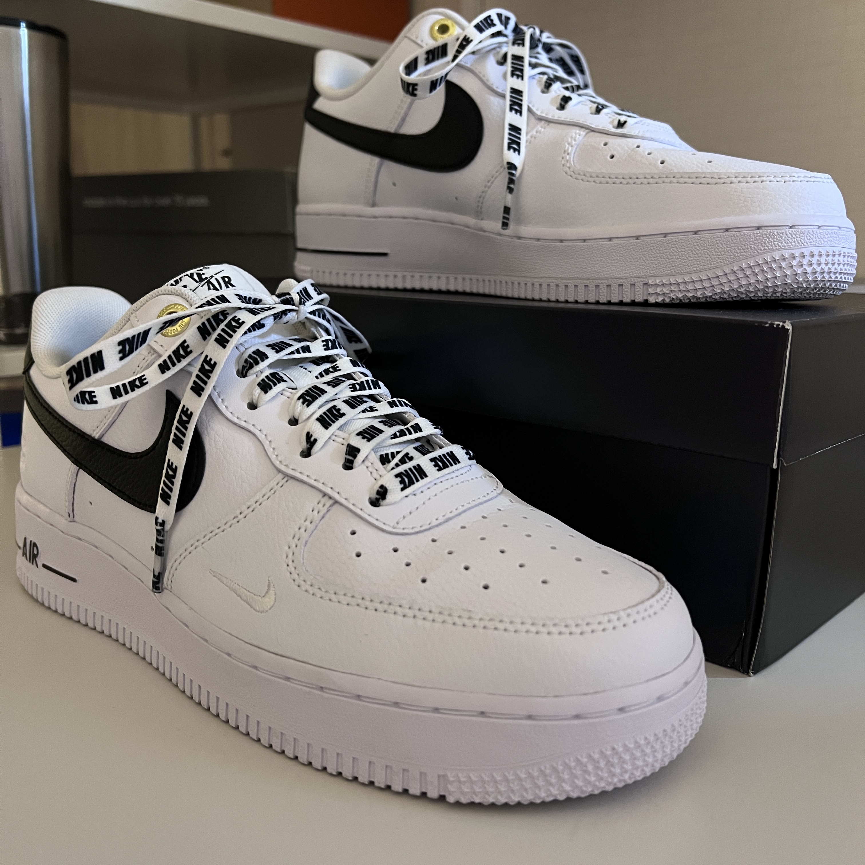 Nike Air Force 1 '07 LV8 40th Anniversary Join Forces White Black 착용 스타일 - 2