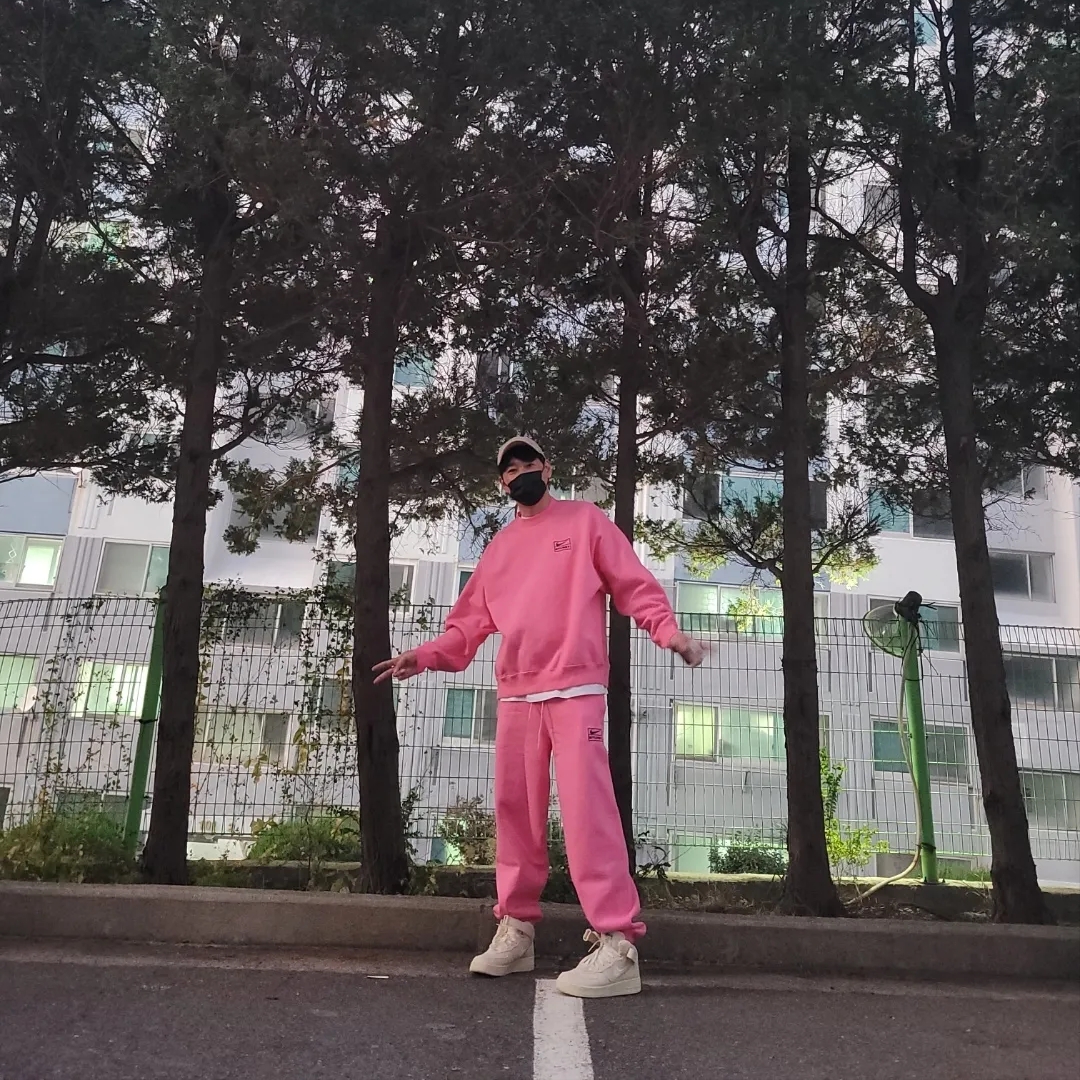 Nike x Stussy NRG Washed Fleece Pants Lotus PInk (DO5296-670), Nike x Stussy Air Force 1 '07 Mid SP Fossil 착용 스타일