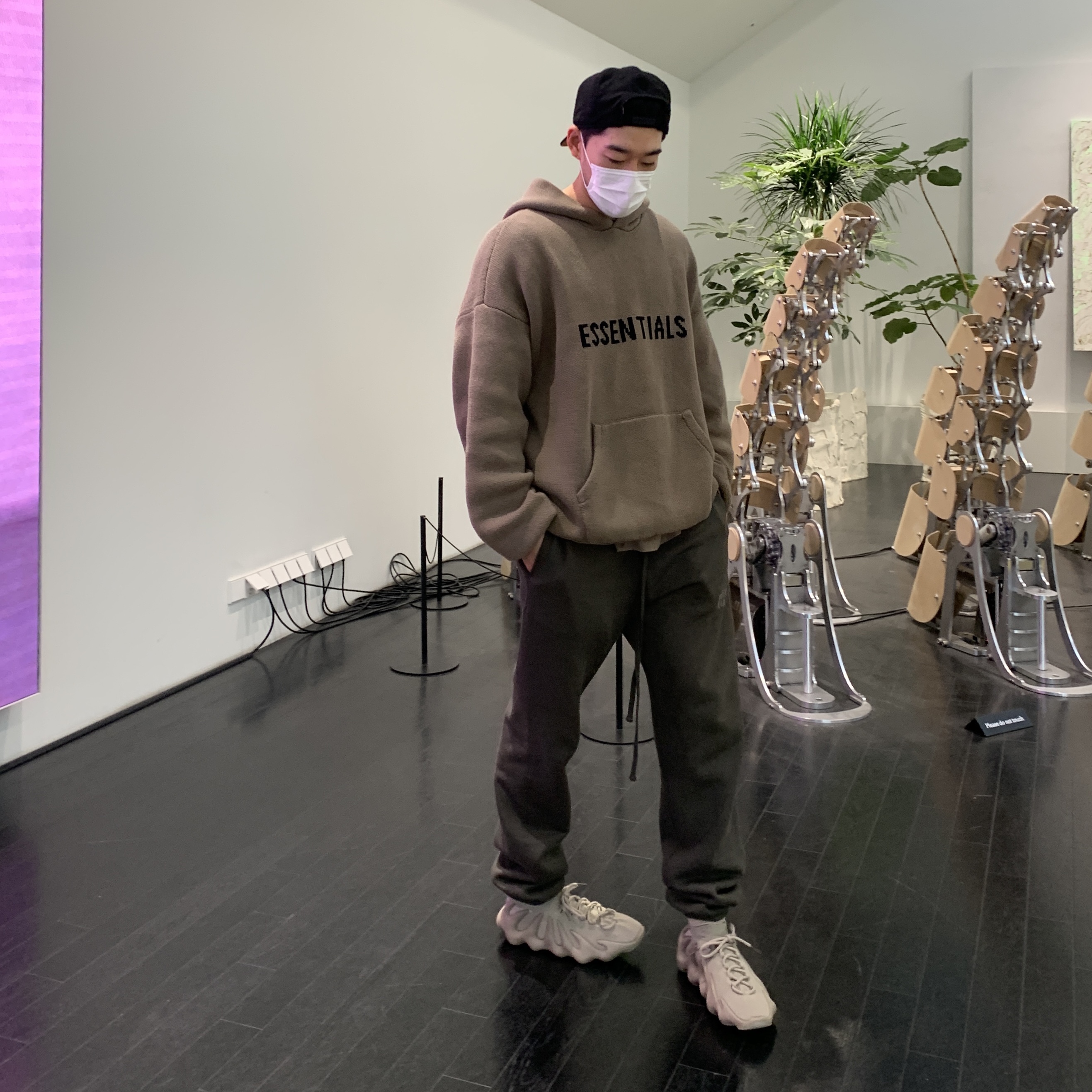 Adidas Yeezy 450 Stone Flax 착용 스타일 - 1