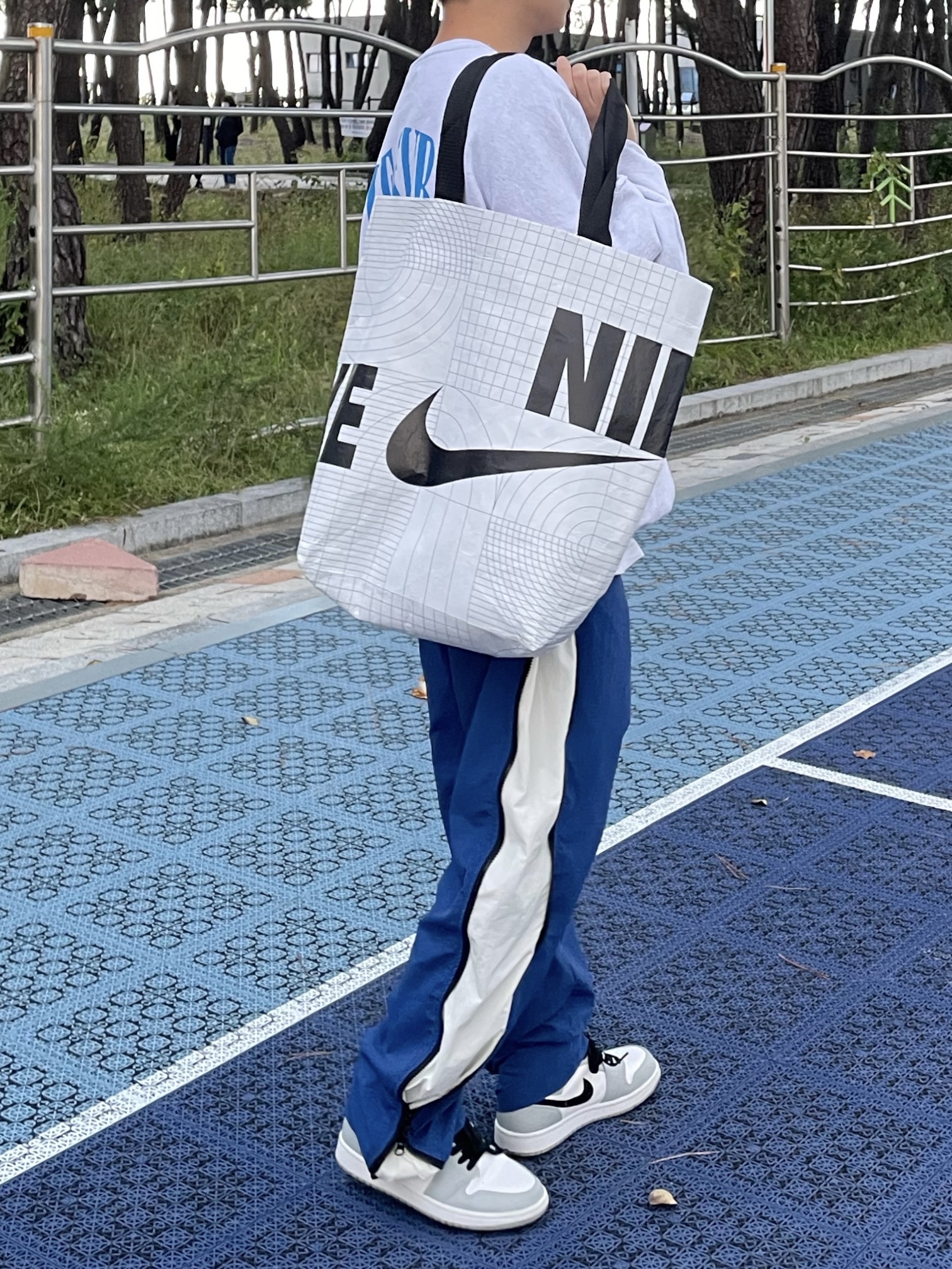 Jordan 1 Mid Light Smoke Grey 착용 스타일 - 5