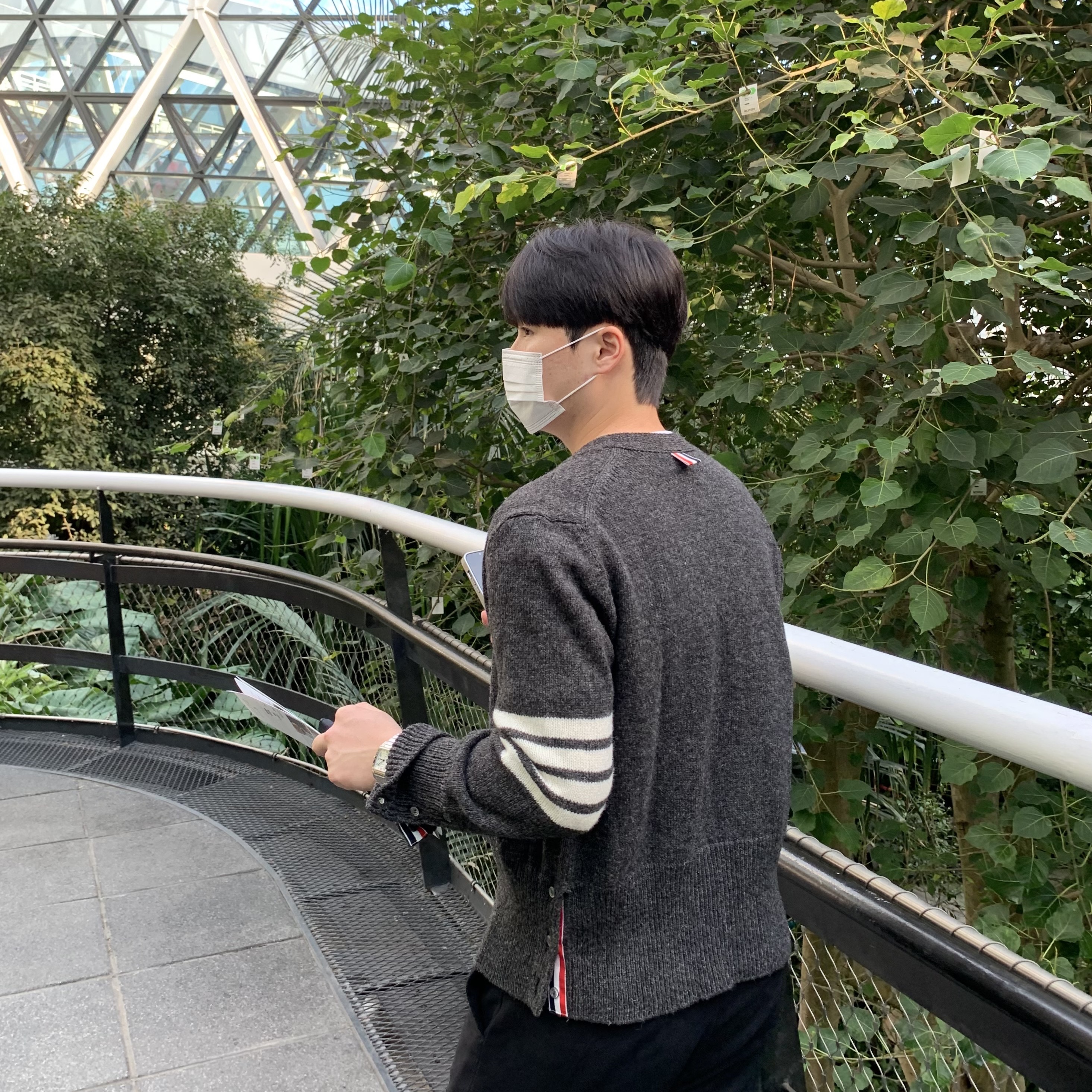 Thom Browne Sustainable Fine Merino Wool 4-Bar Classic Cardigan Medium Grey, Cartier Santos Dumont Watch Small Quartz Steel Alligator Leather Navy Blue 착용 스타일