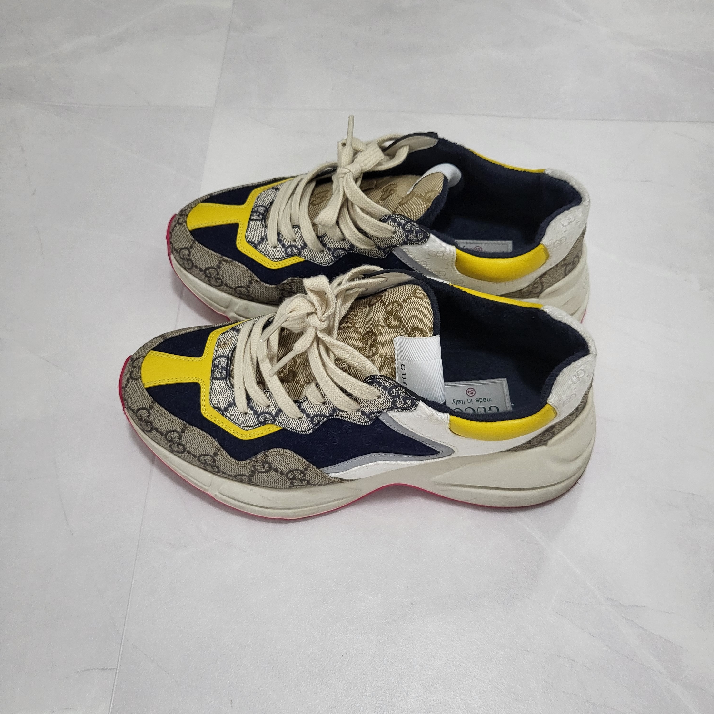Gucci GG Rhyton Beige Sneakers Ebony Blue 착용 스타일 - 2