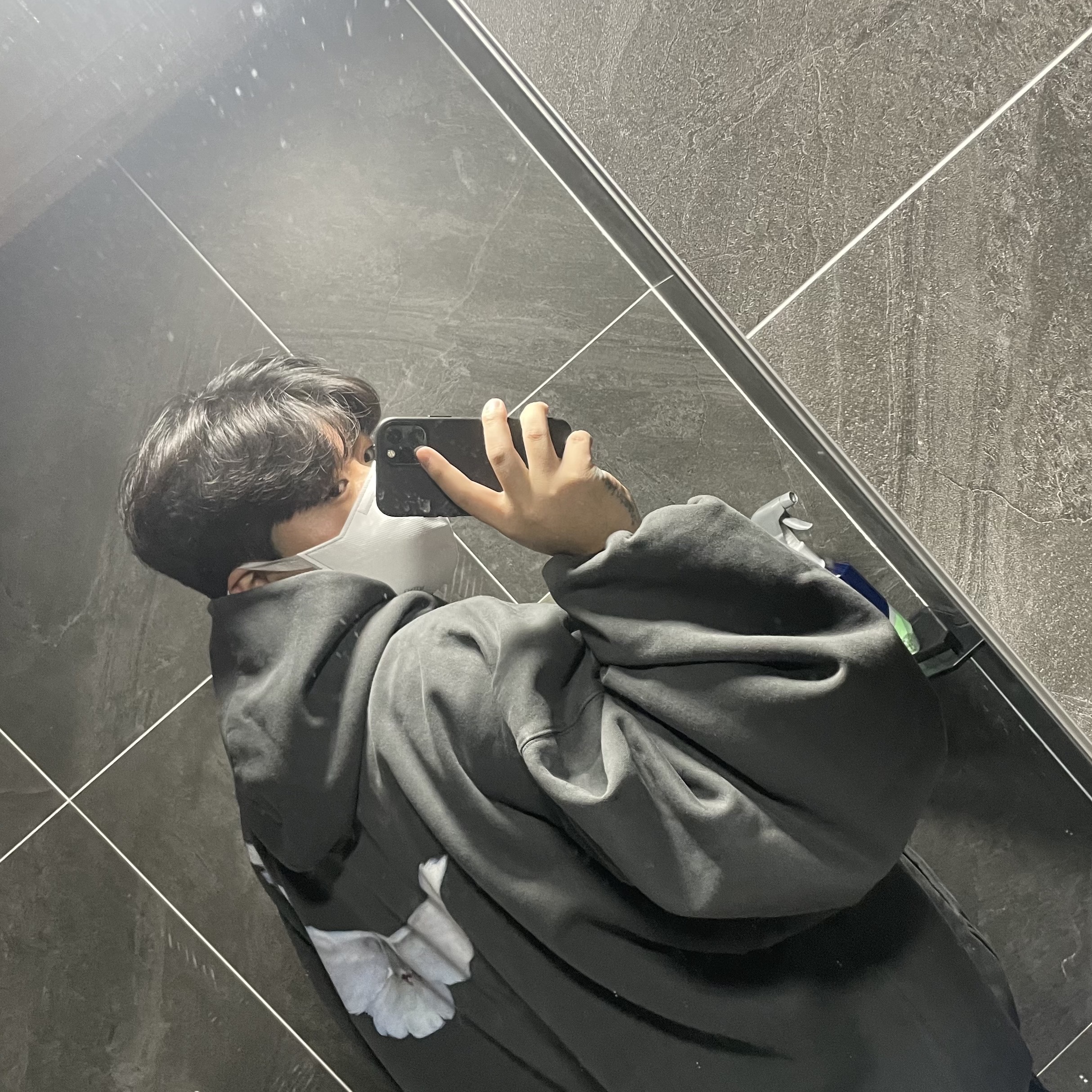 Yeezy Gap Engineered By Balenciaga Dove Hoodie Black 착용 스타일