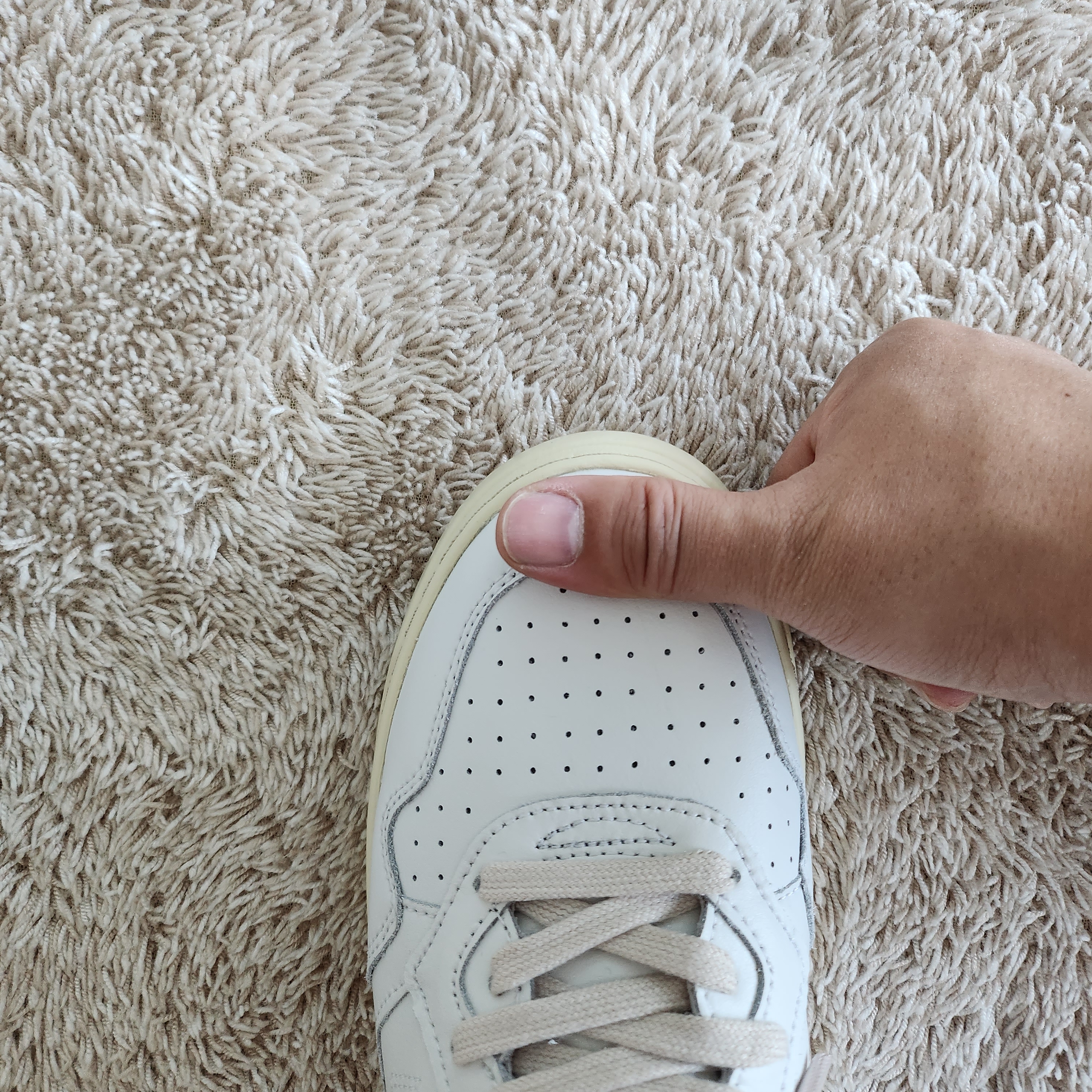 Autry Medalist Low Leather Sneakers White 착용 스타일 - 2