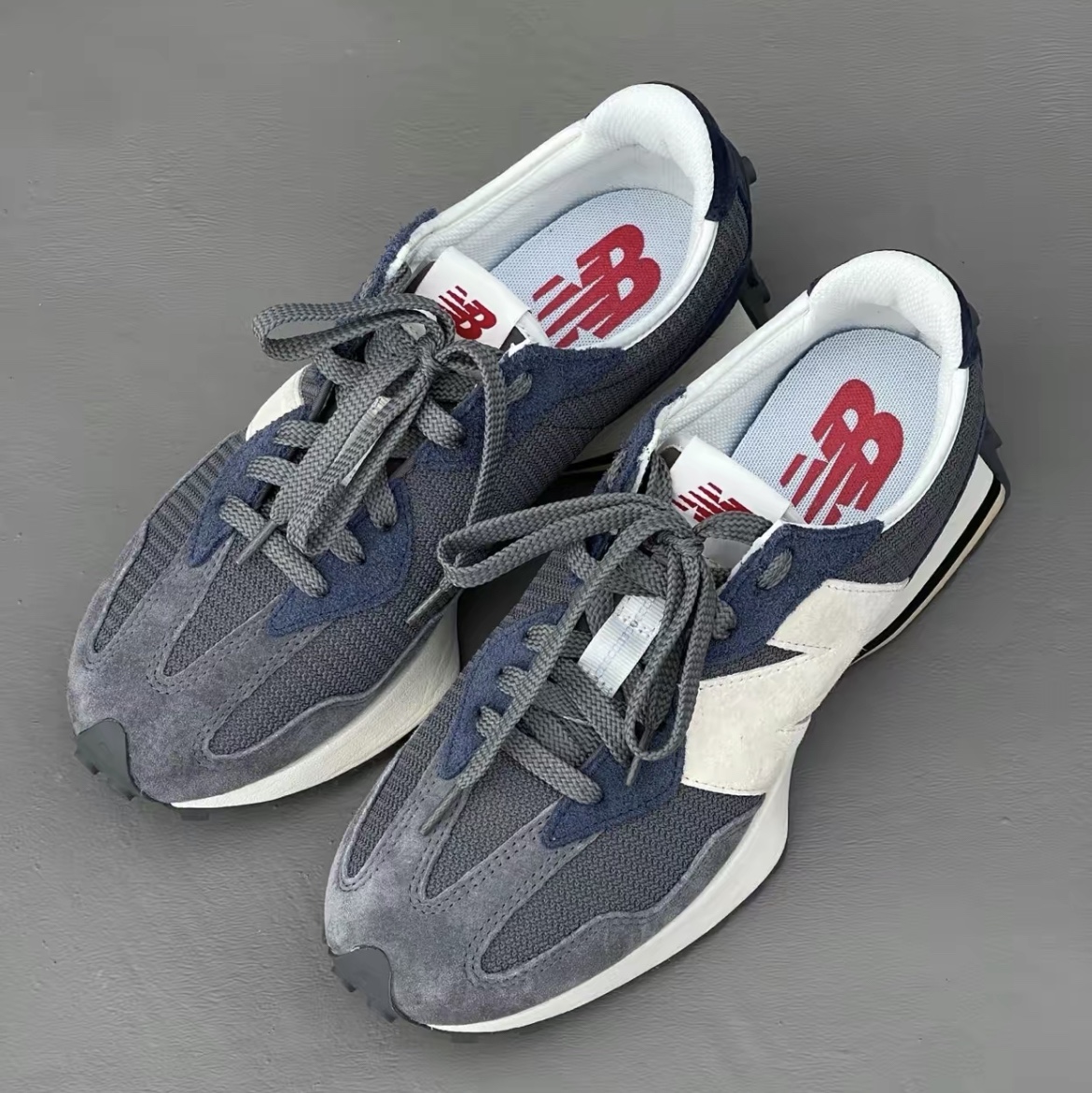 New Balance 327 Castlerock Navy 착용 스타일 - 2
