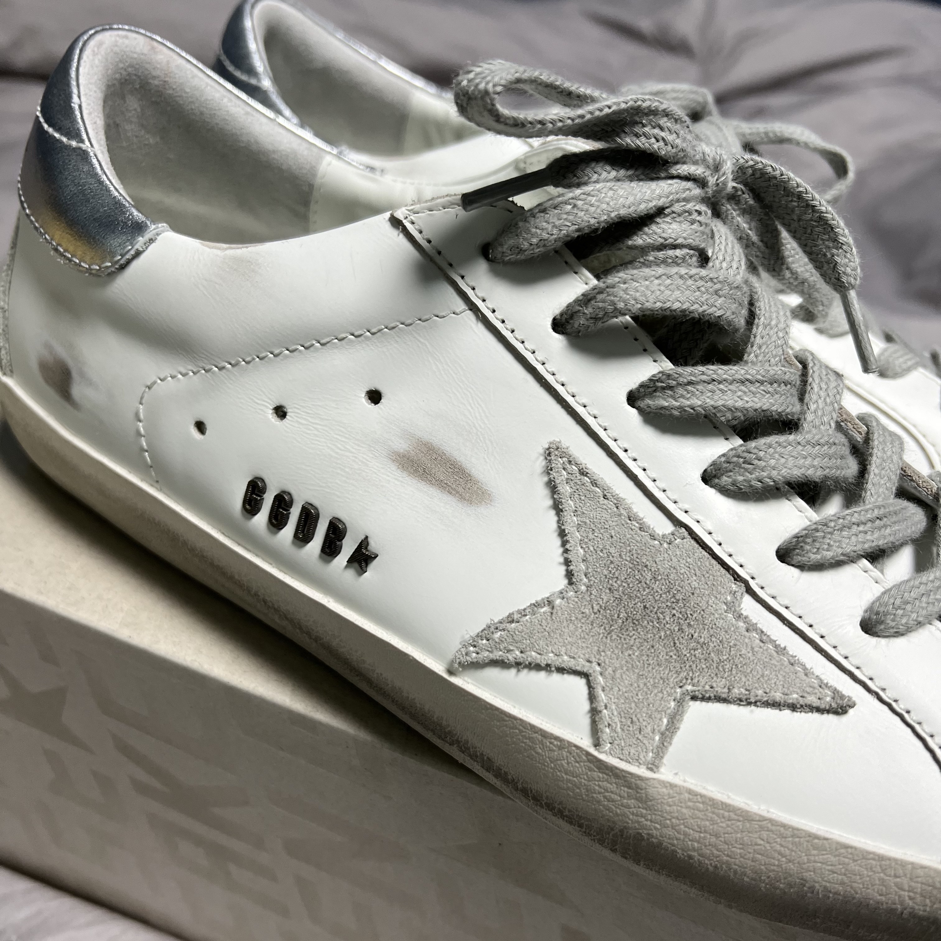 Golden Goose Superstar White Silver Heel Tab Sneakers 착용 스타일