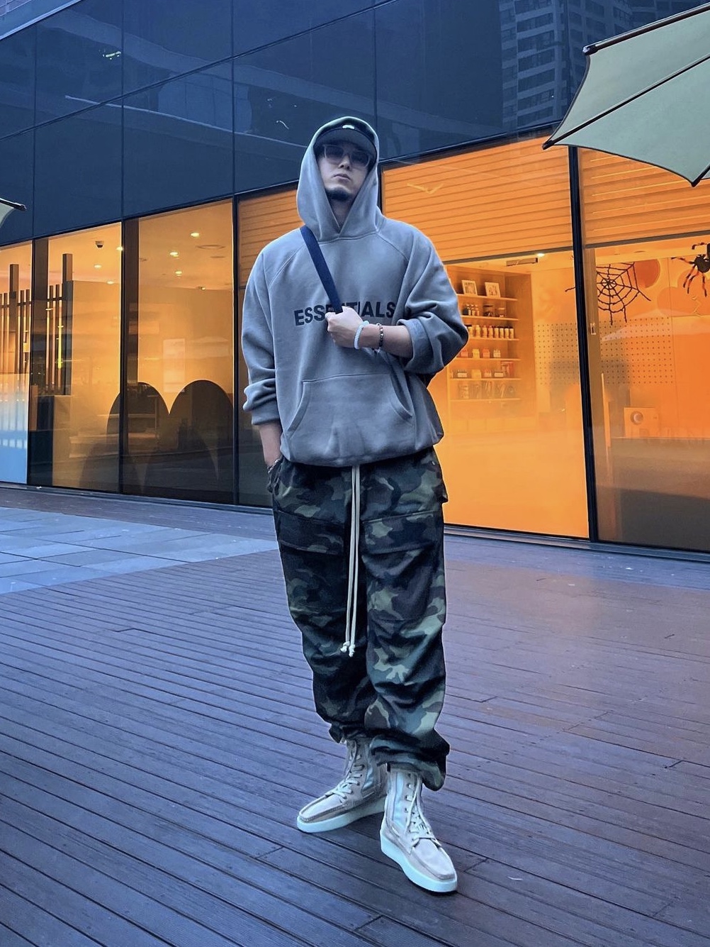 Essentials 3D Silicon Applique Pullover Hoodie Taupe - 20FW 착용 스타일