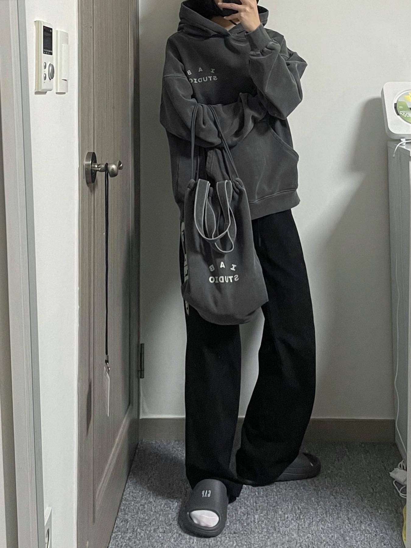 IAB Studio Pigment Hoodie & Sack Black 착용 스타일 - 5