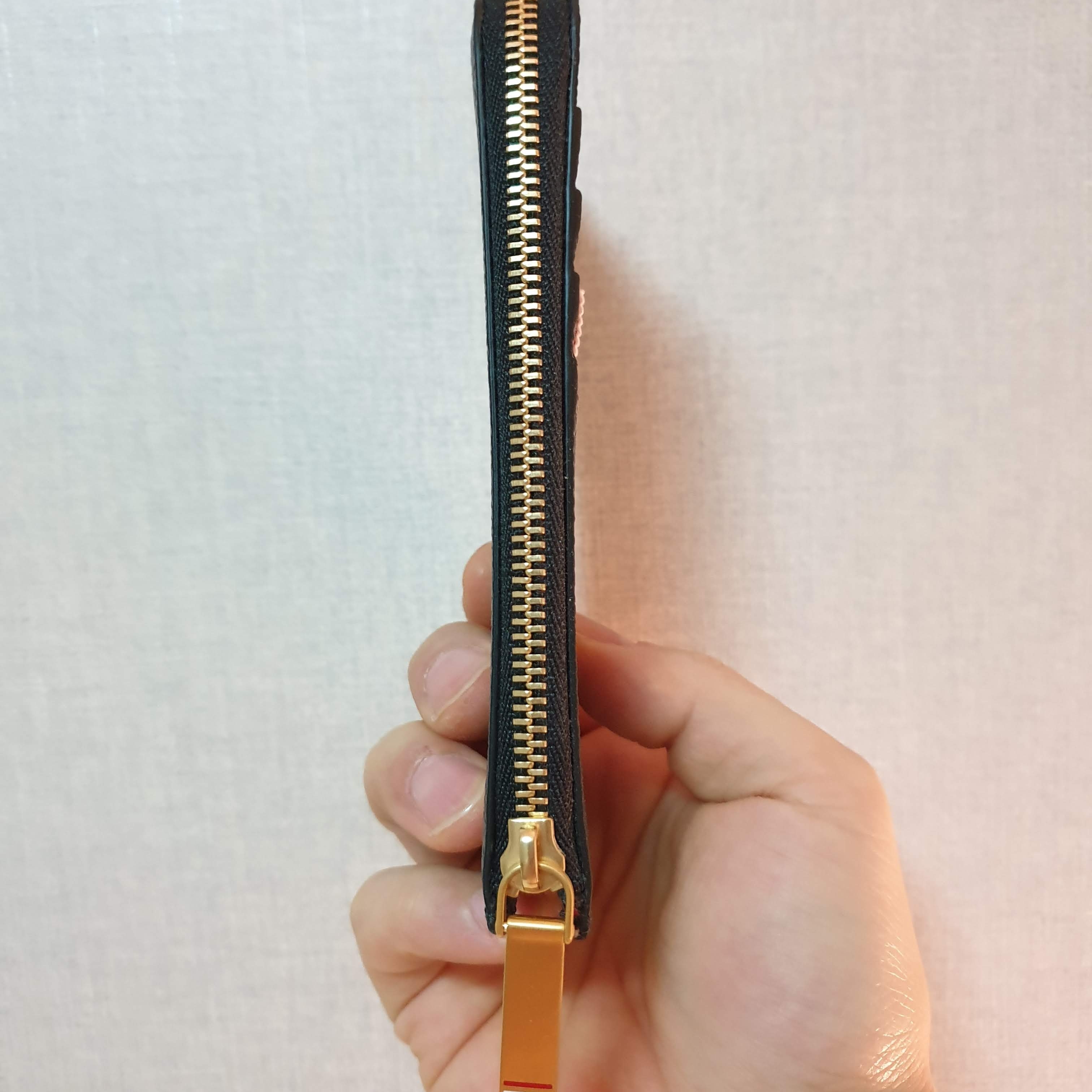Thom Browne Pebble Grain Leather Stripe Zip-Around Wallet Black 착용 스타일 - 3