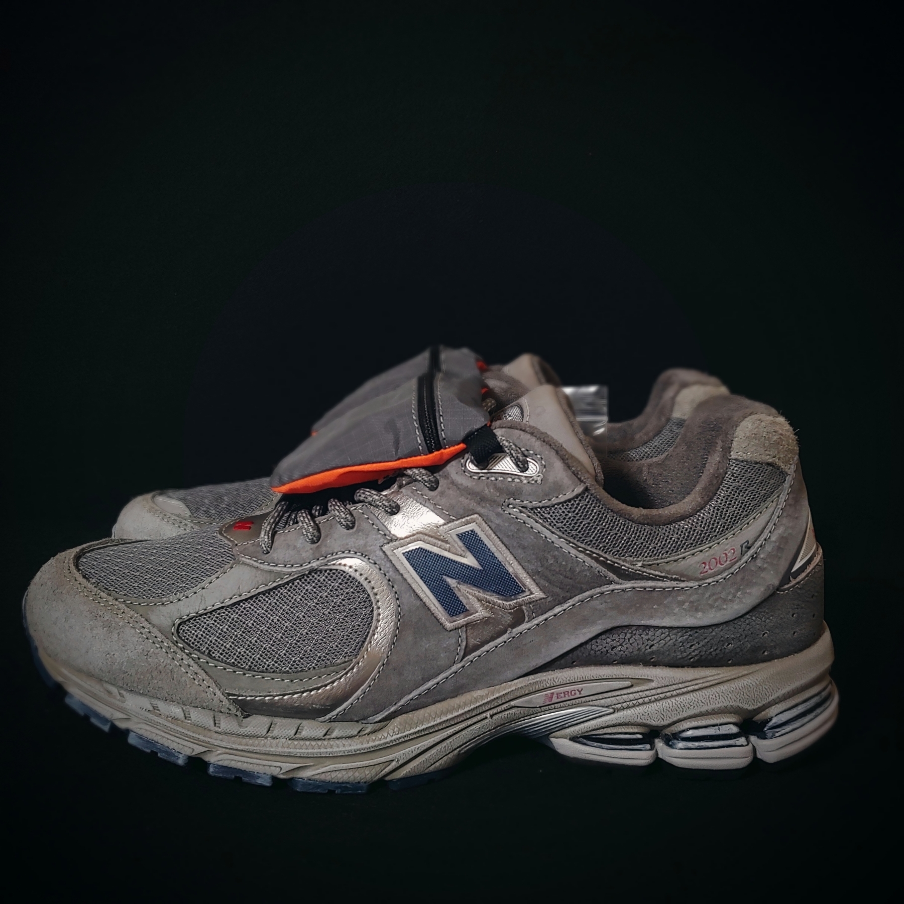 New Balance 2002R Premium Vintage Grey 착용 스타일 - 2