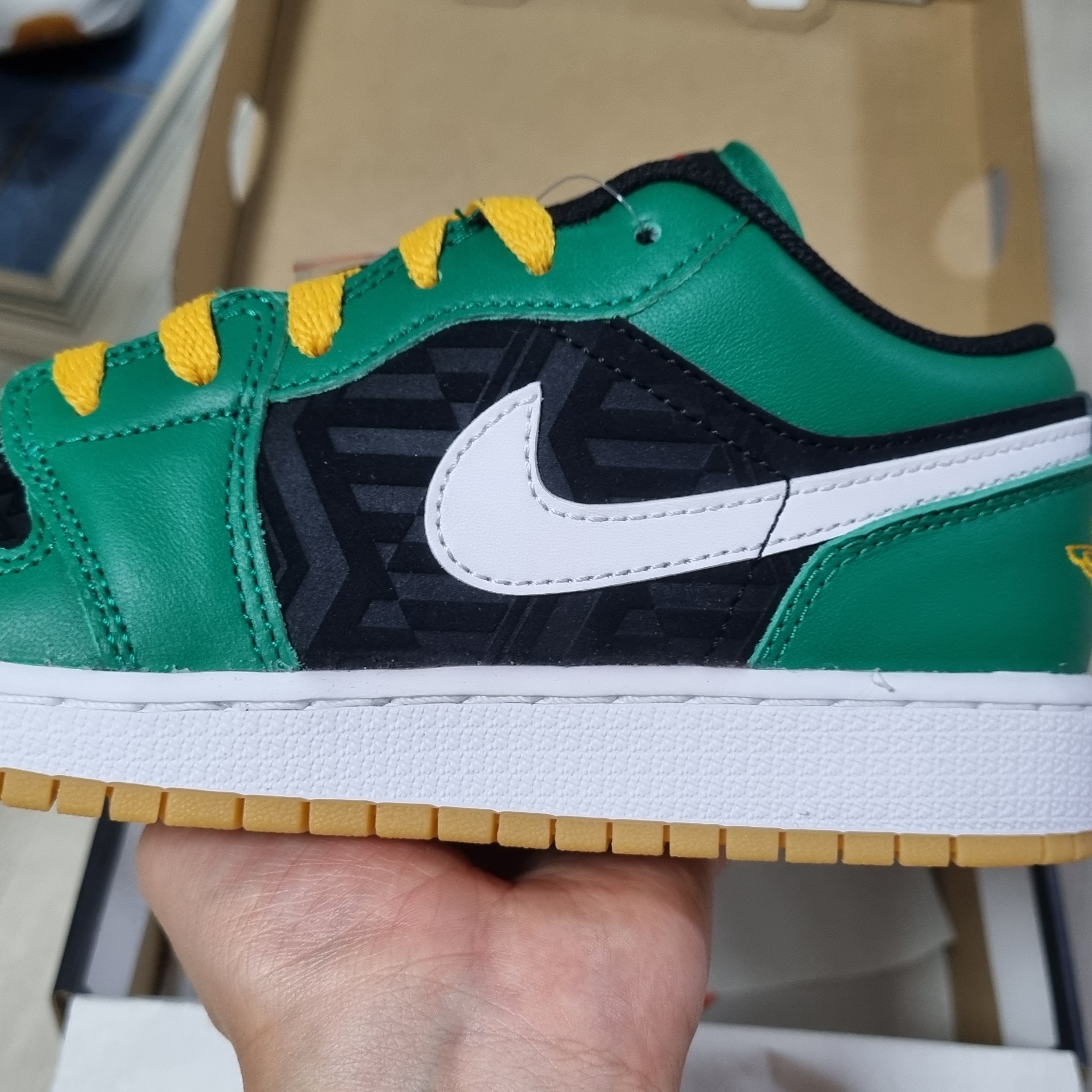 (GS) Jordan 1 Low SE Malachite Black 착용 스타일 - 1
