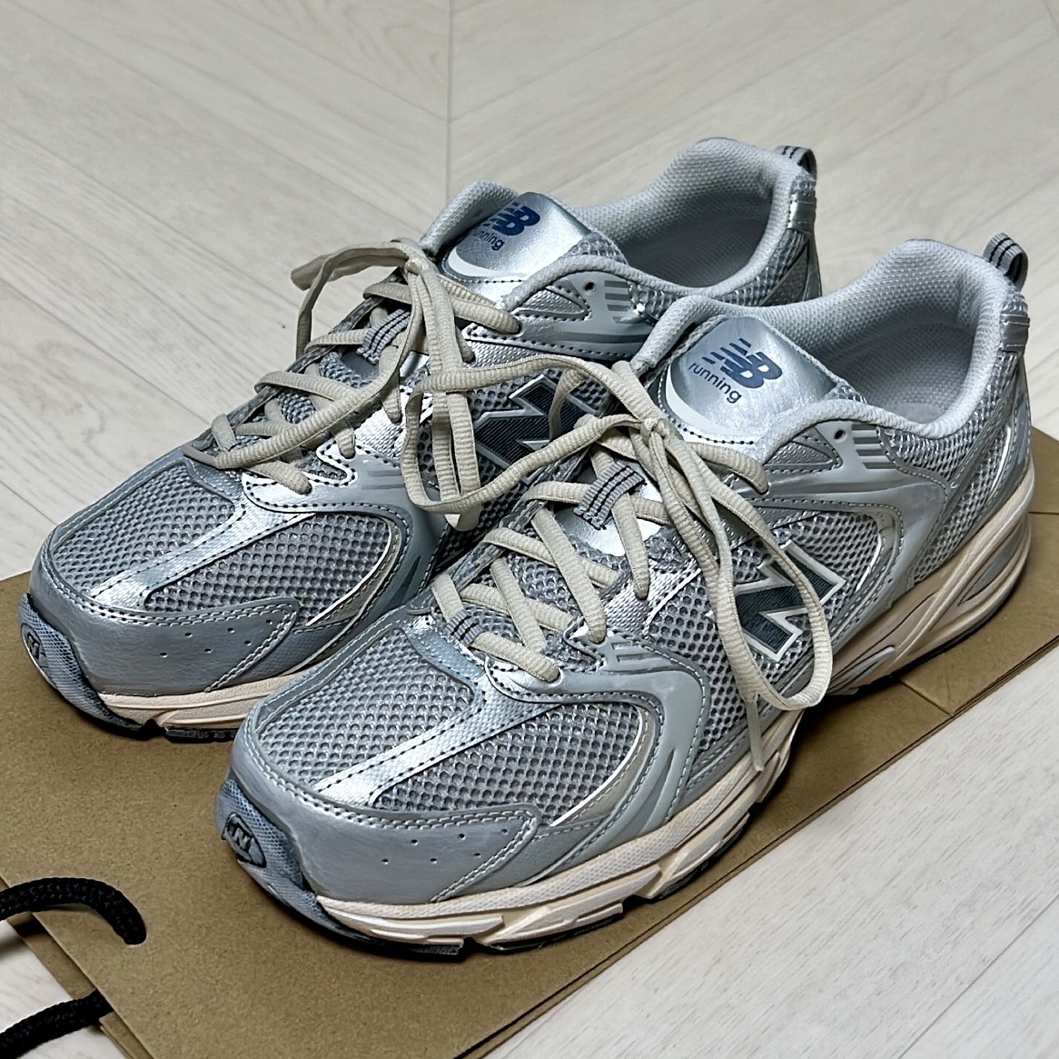 New Balance 530 Vintage Metallic Silver 착용 스타일