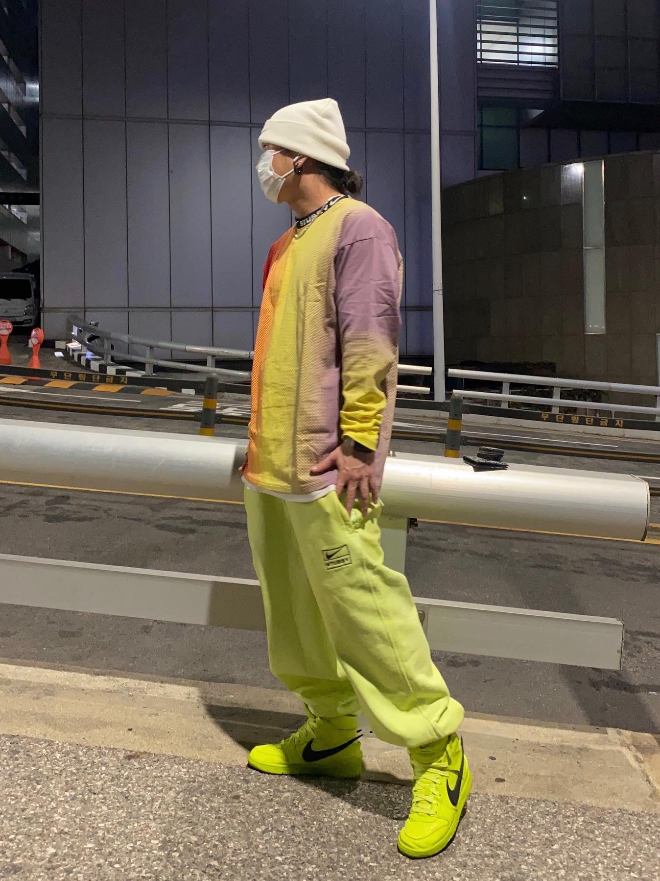 Nike x Stussy NRG FL LS Top Multi Color (DO5308-902), Nike x Stussy NRG RA Washed Fleece Pants Volt (DM1024-702) 착용 스타일 - 2