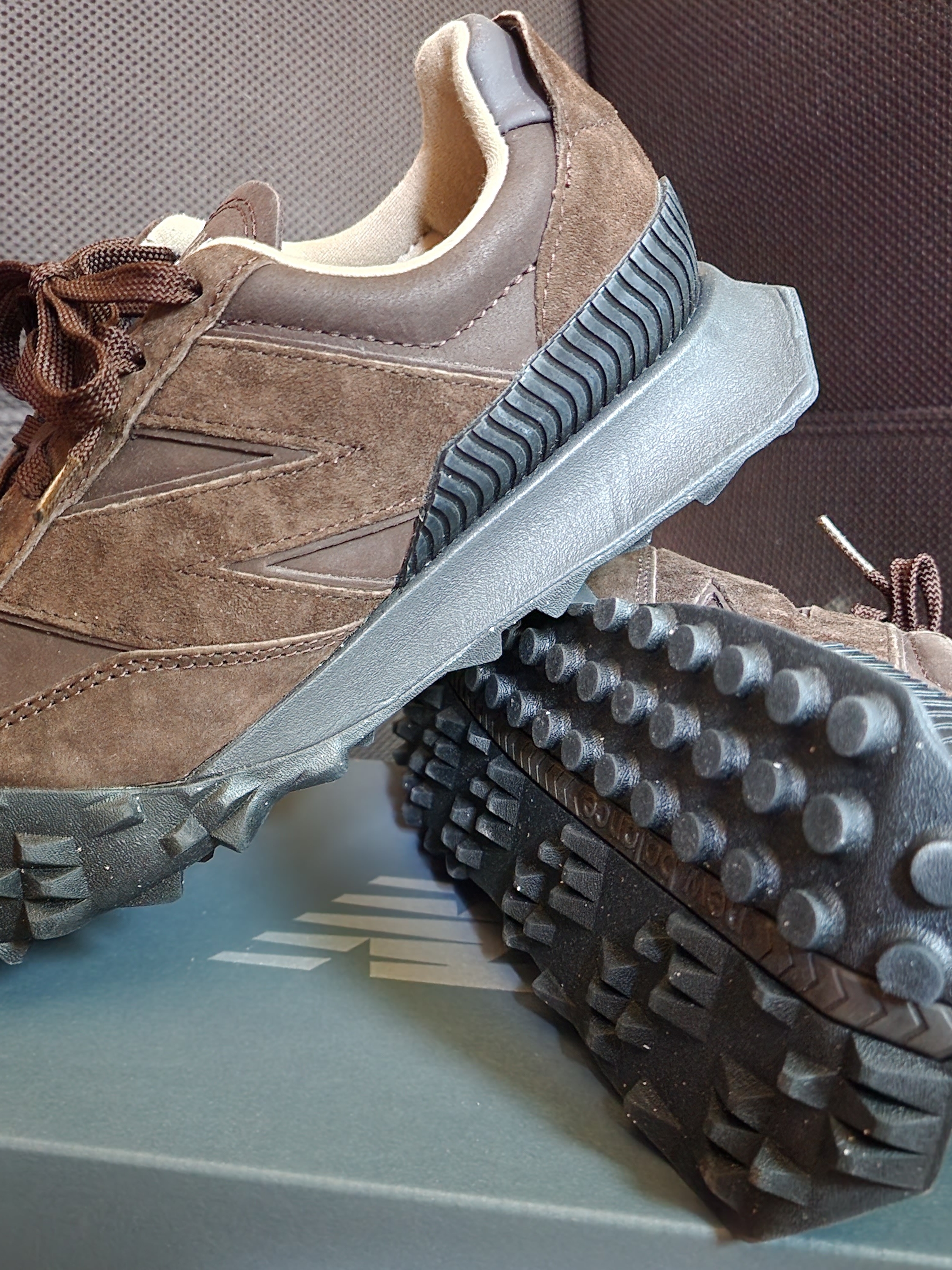 New Balance x Auralee XC-72 Brown, New Balance 327 Grey 착용 스타일 - 2