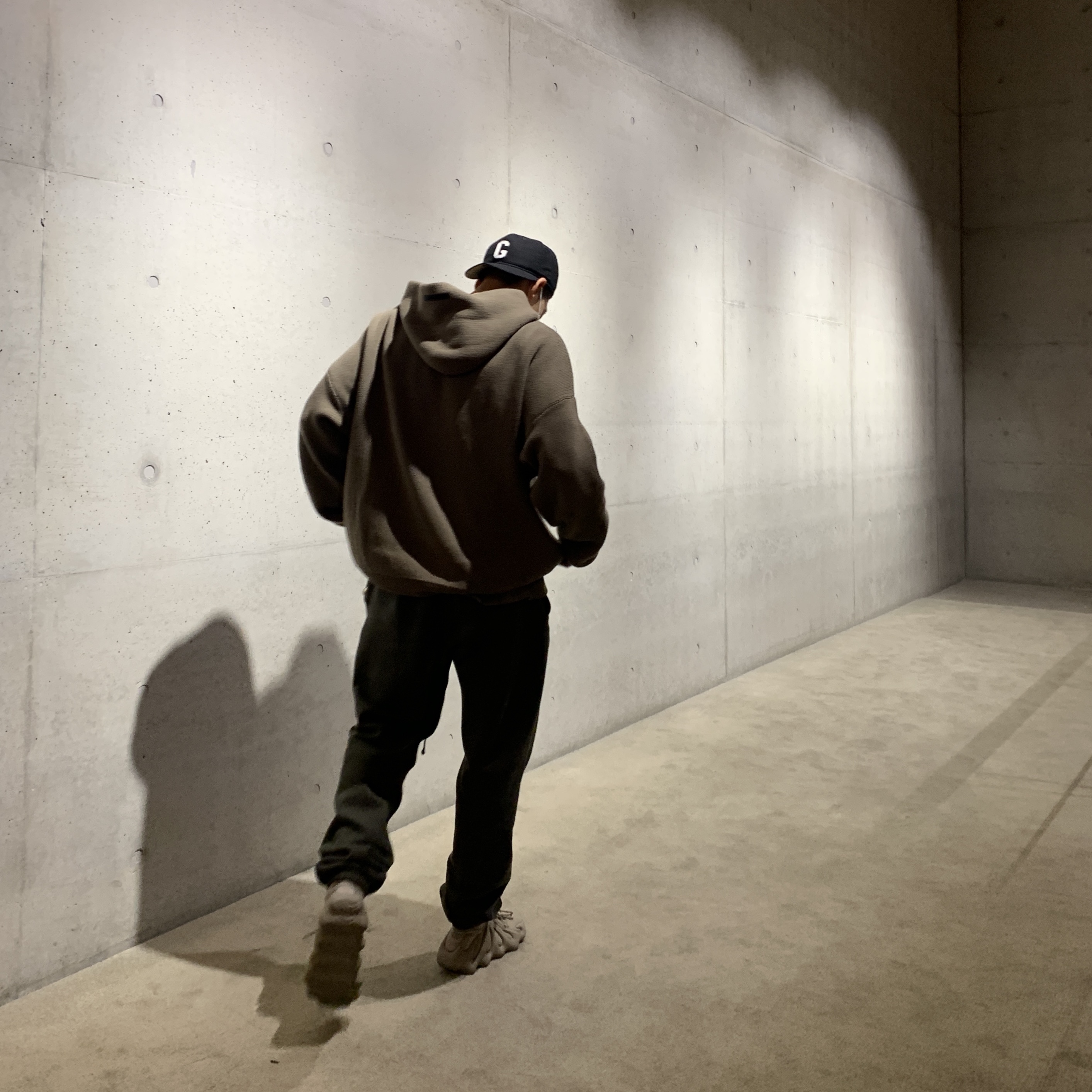 Adidas Yeezy 450 Stone Flax 착용 스타일 - 3