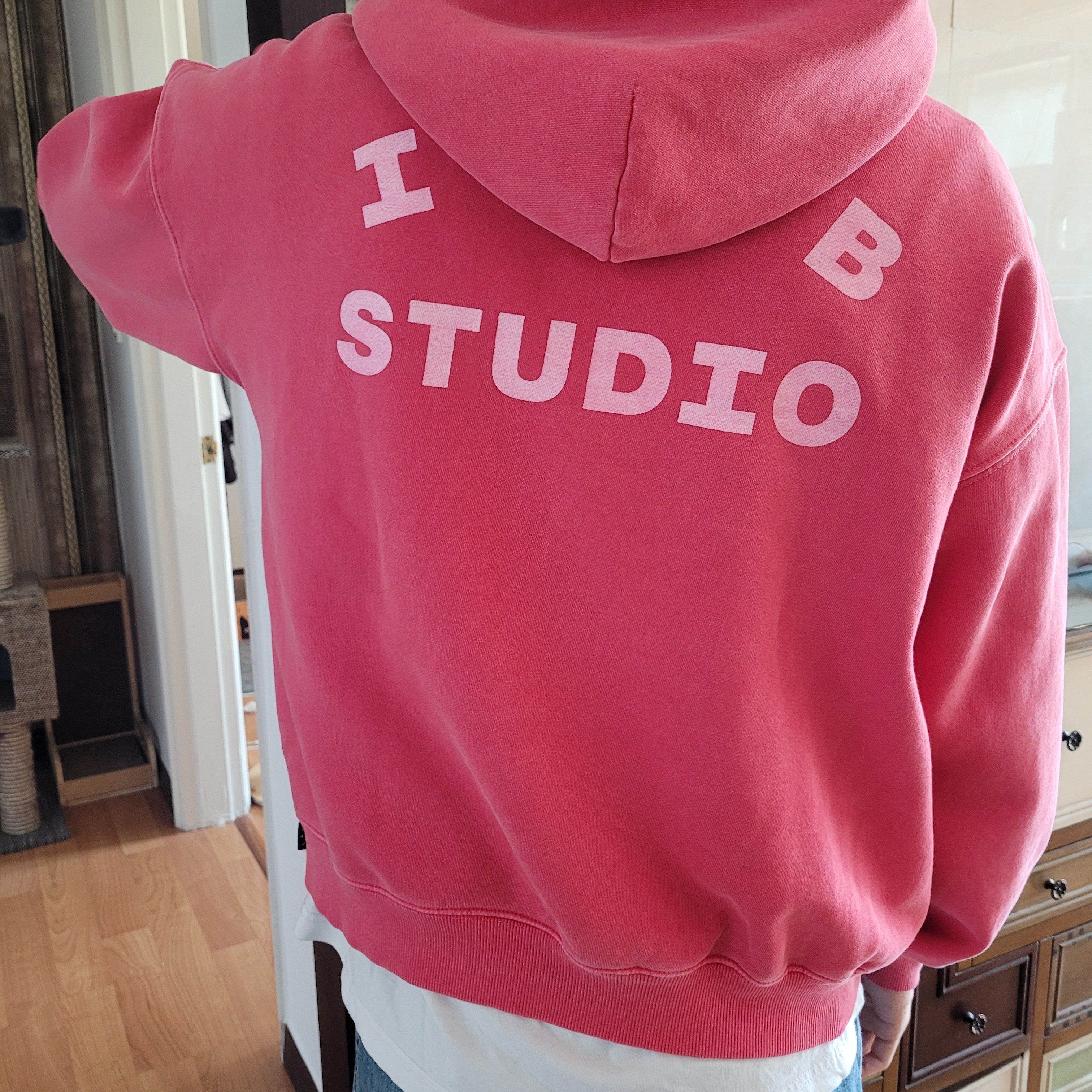 IAB Studio Pigment Hoodie & Sack Coral 착용 스타일
