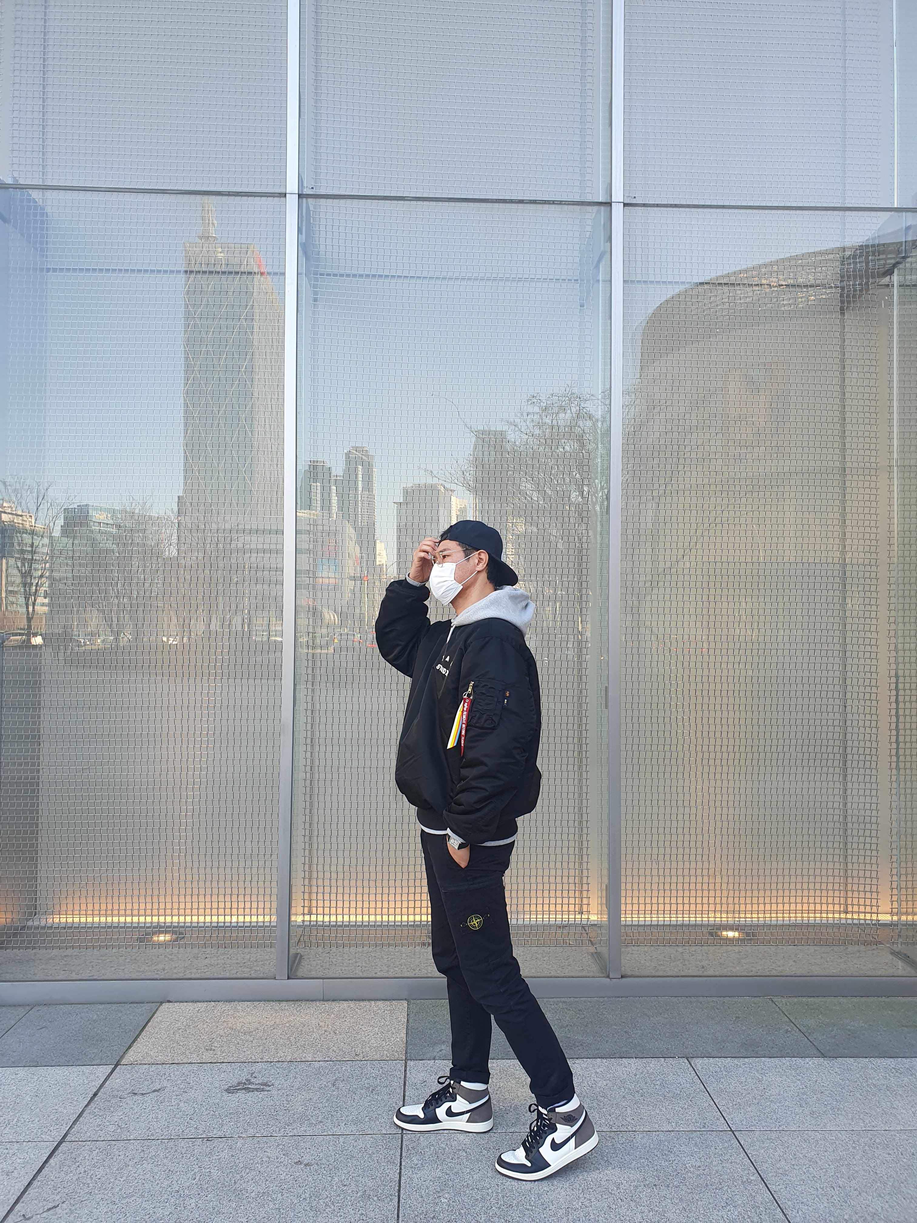 IAB Studio x Alpha Industries MA-1 Crewneck Black, Jordan 1 Retro High OG Black Mocha 착용 스타일