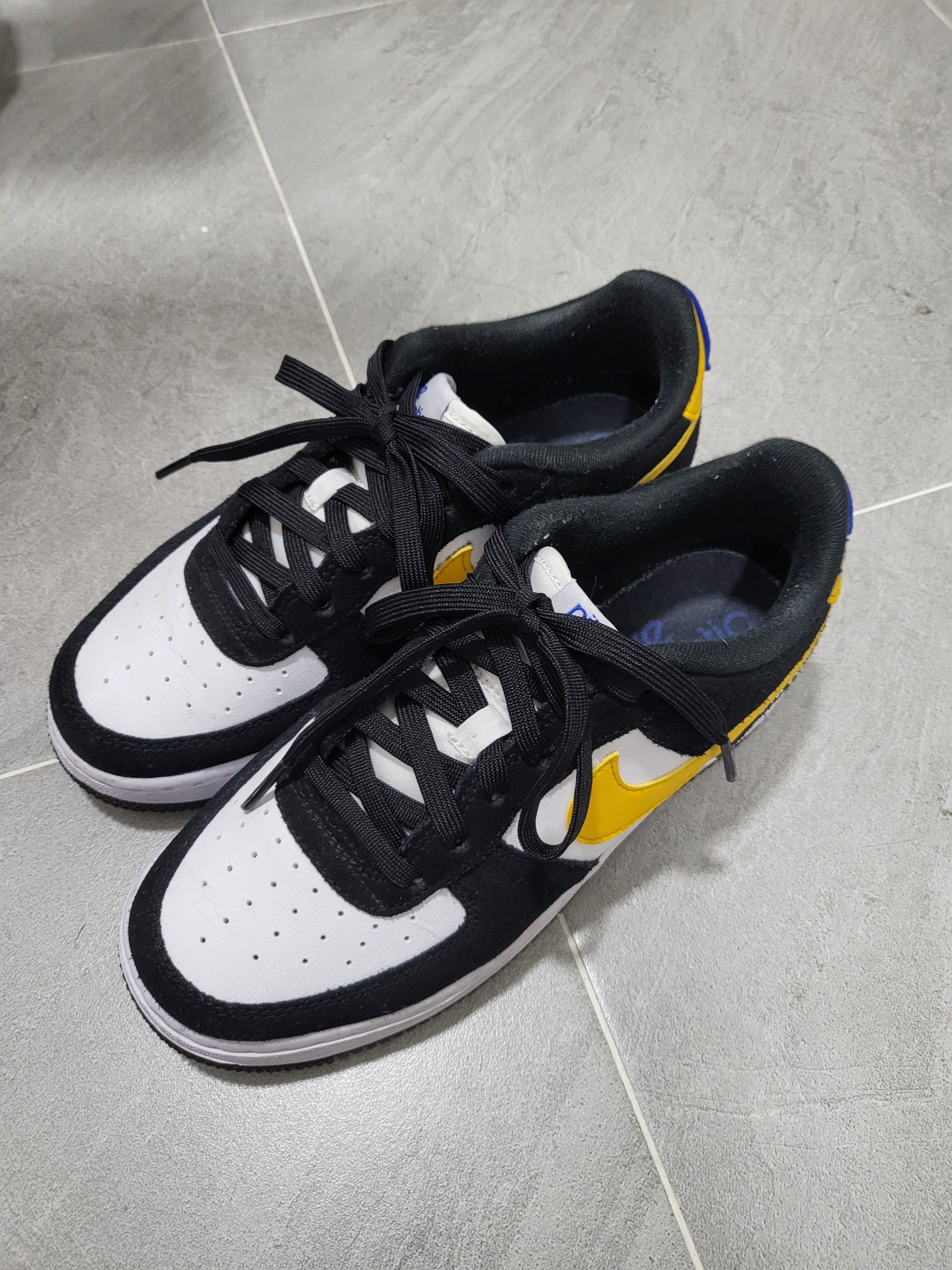 (GS) Nike Air Force 1 LV8 Athletic Club Black Dark Sulfur 착용 스타일