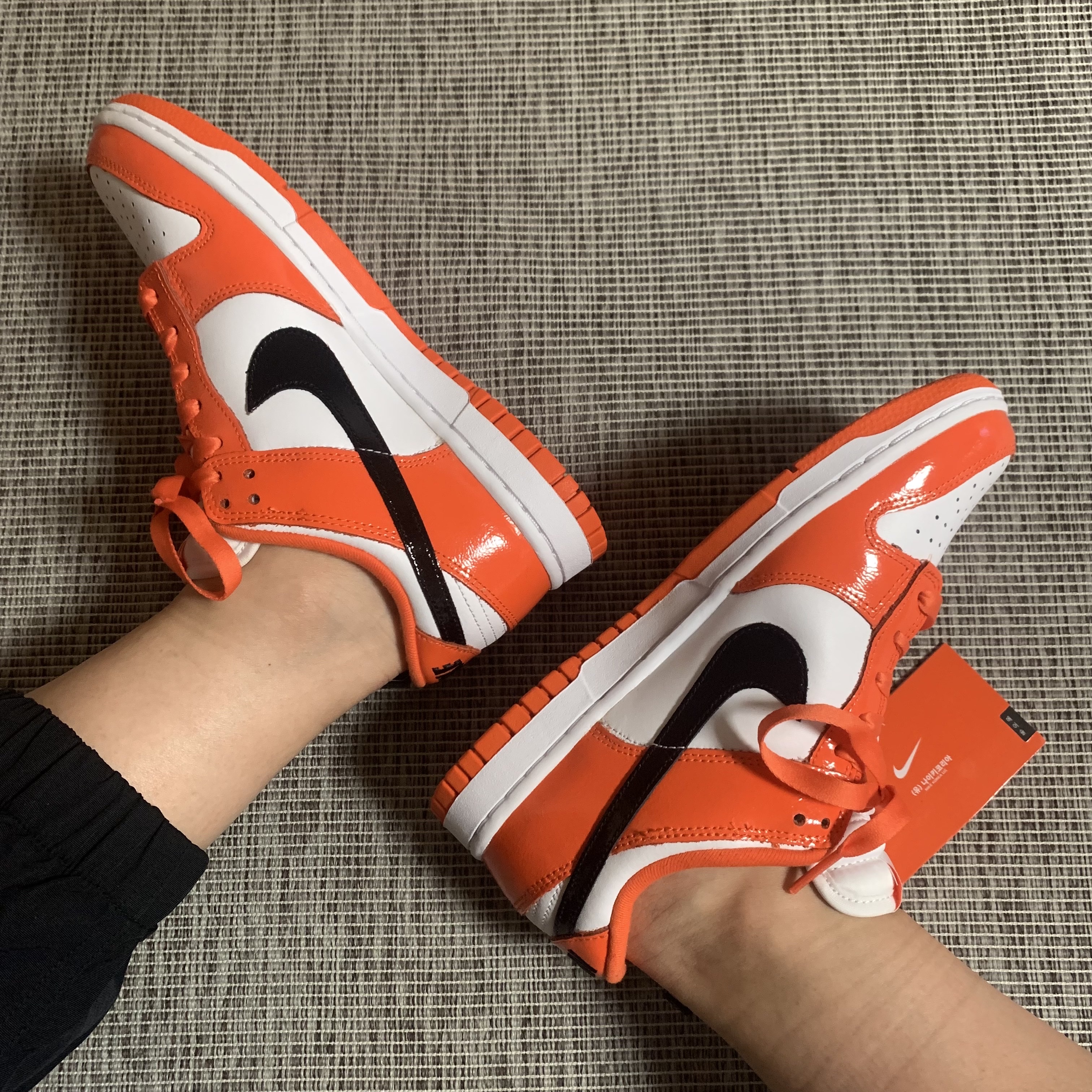 (W) Nike Dunk Low Essential Brilliant Orange 착용 스타일 - 3