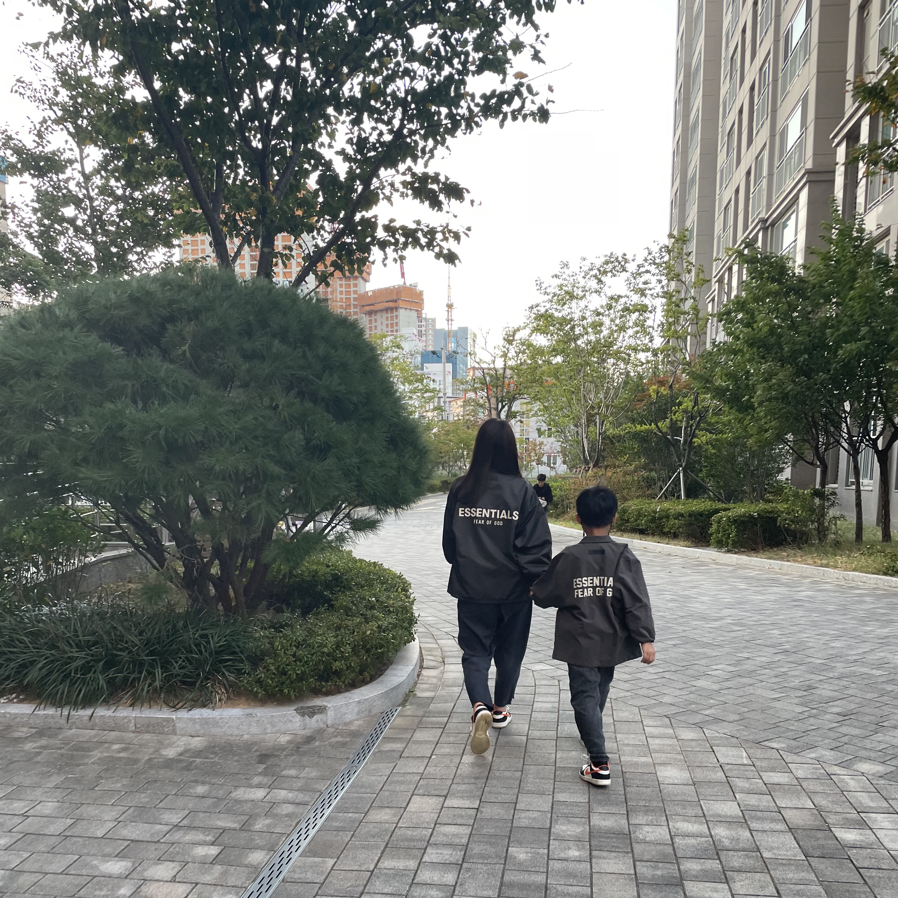 (Kids) Essentials Coaches Jacket Iron - 22SS, Essentials Coaches Jacket Iron - 22SS 착용 스타일