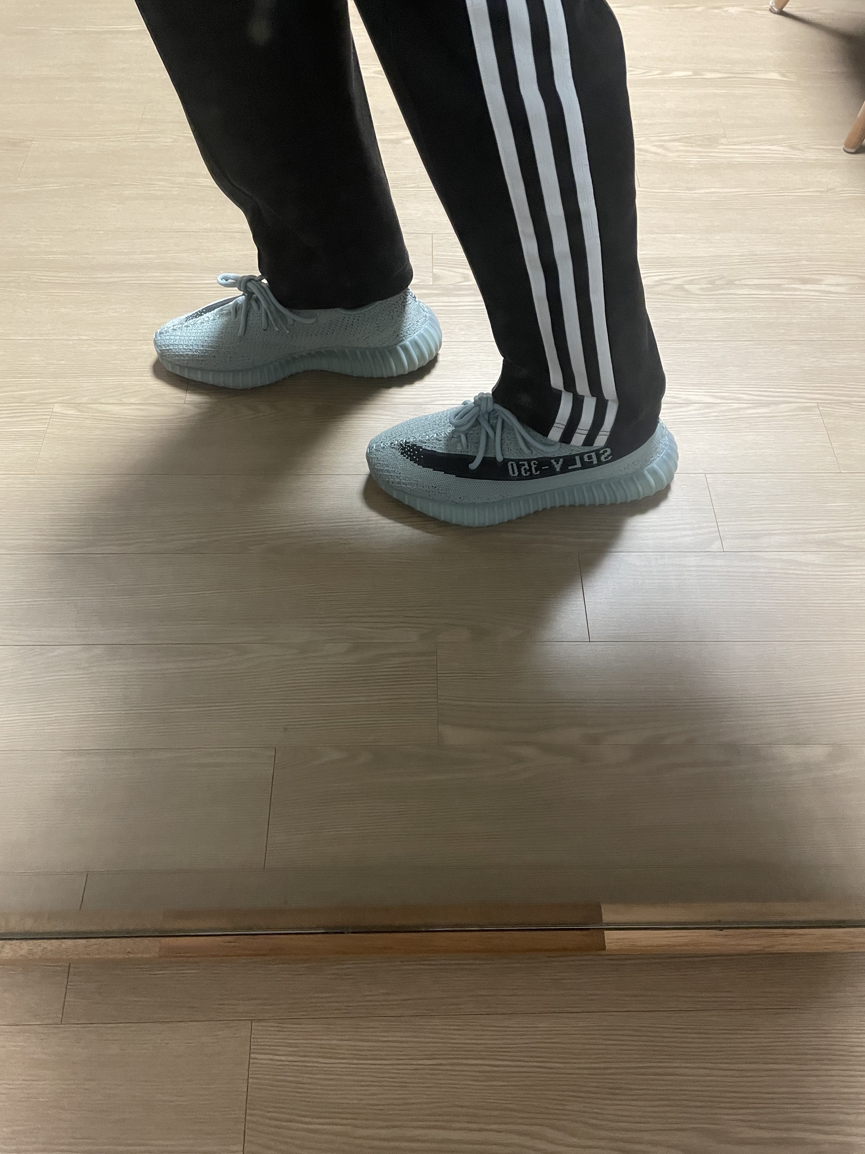 Adidas Yeezy Boost 350 V2 Salt Core Black 착용 스타일