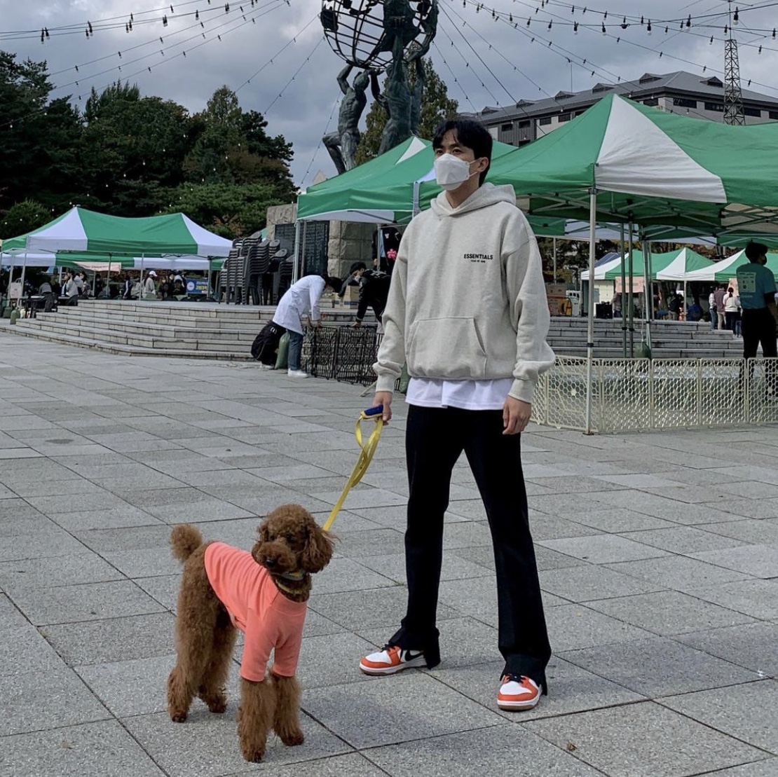 Essentials The Core Collection Hoodie Light Oatmeal 착용 스타일 - 2