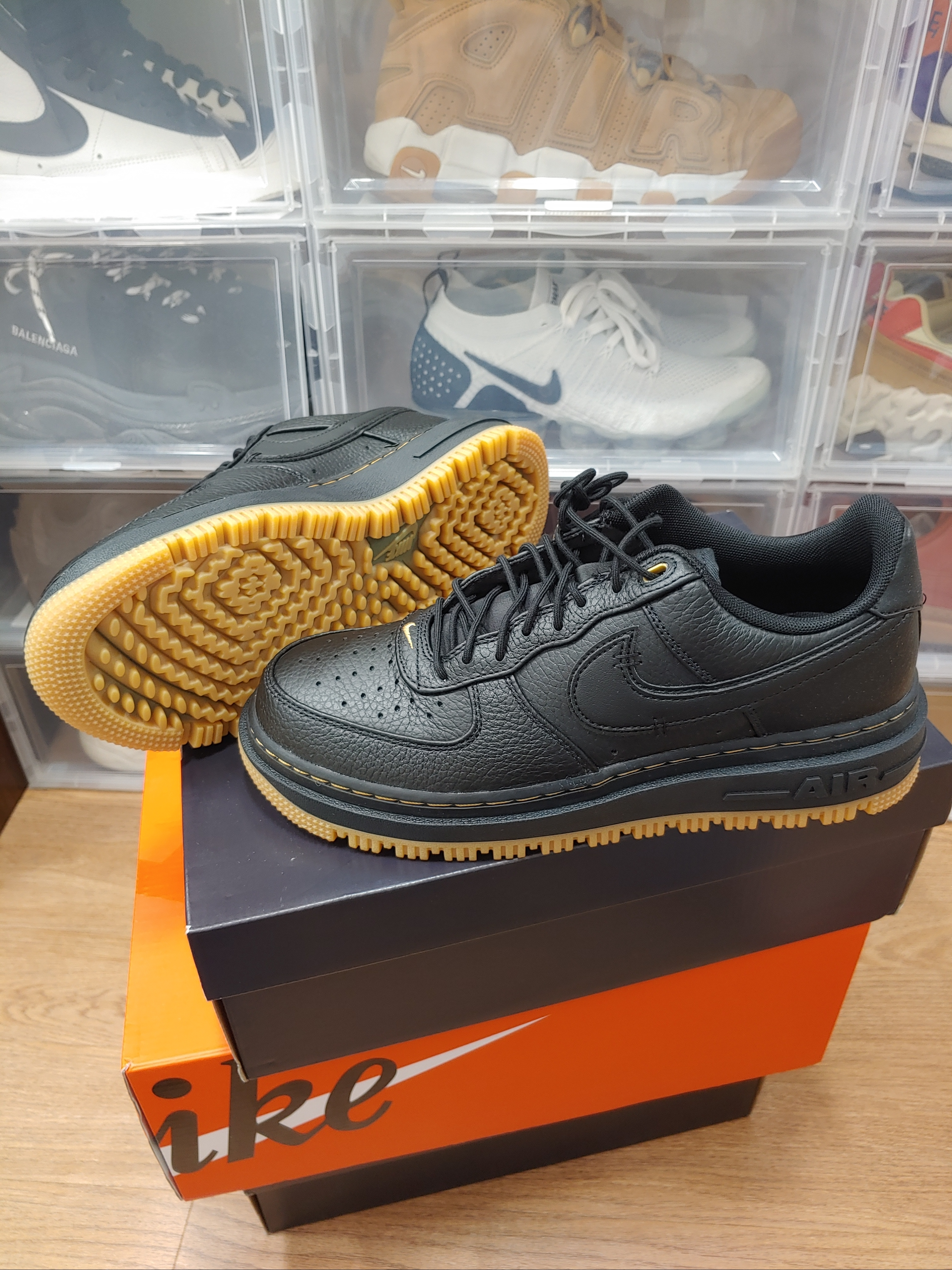 Nike Air Force 1 Luxe Black 착용 스타일 - 2