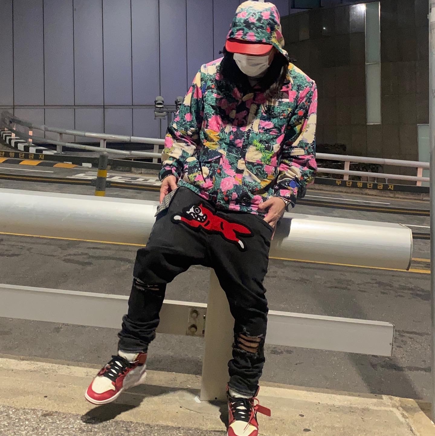 Jordan 1 x Off-White Retro High Chicago The Ten, Supreme x The North Face Trekking Convertible Jacket Flowers - 22SS 착용 스타일 - 2