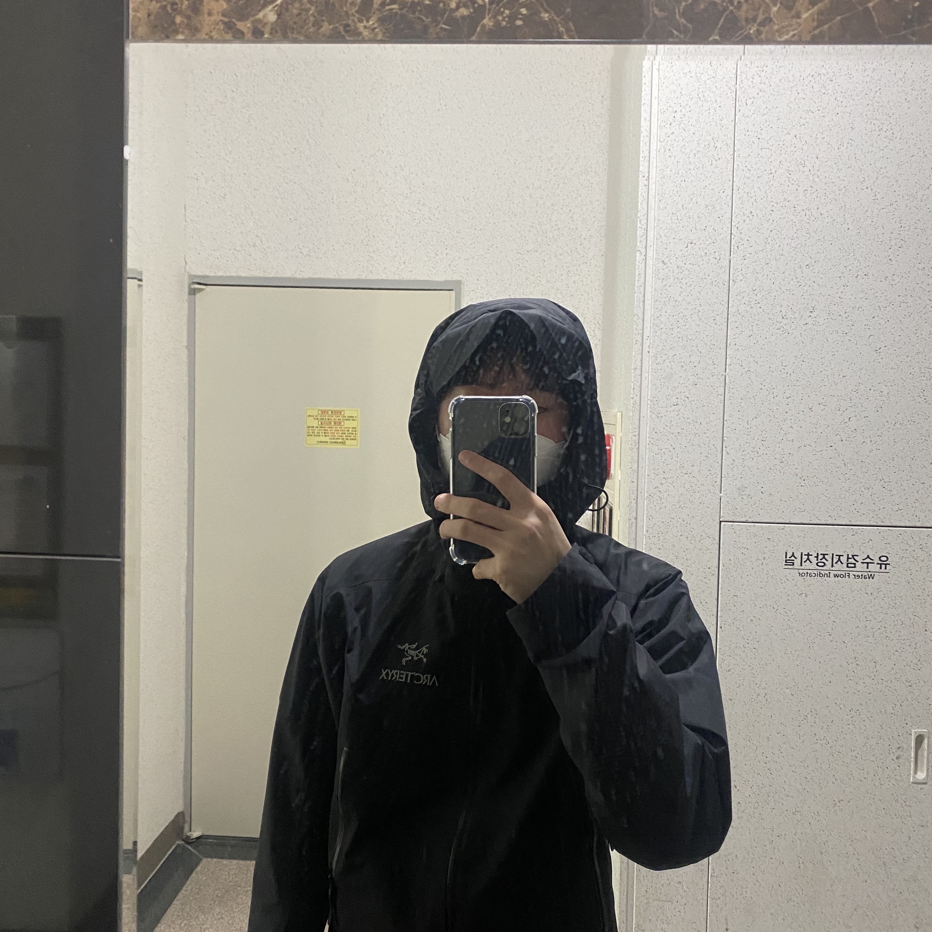 Arc'teryx Beta LT Jacket Black 착용 스타일