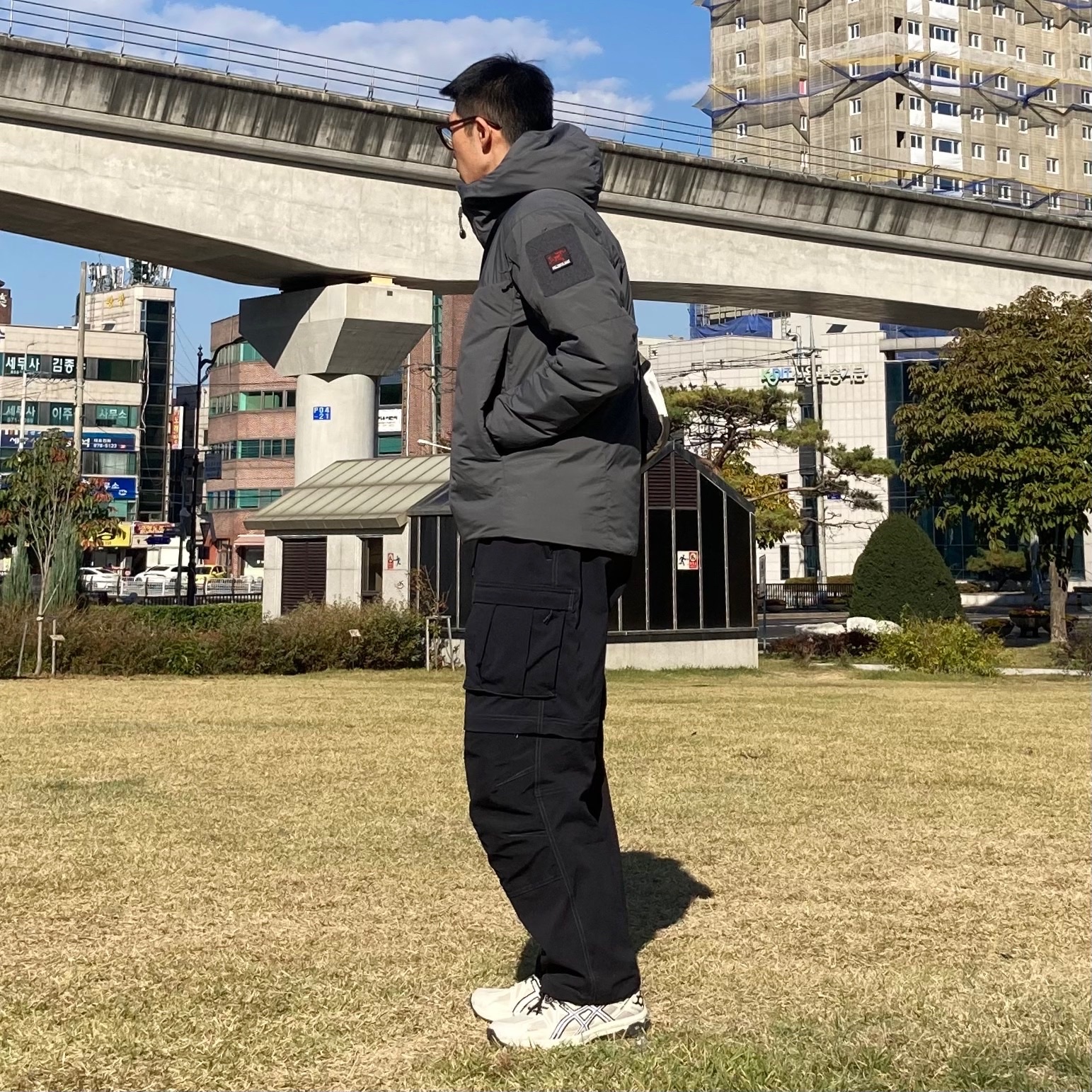 Nike ACG Smith Summit Cargo Pants Black Summit White - Asia, Asics Gel-Kahana 8 Khaki 착용 스타일 - 2