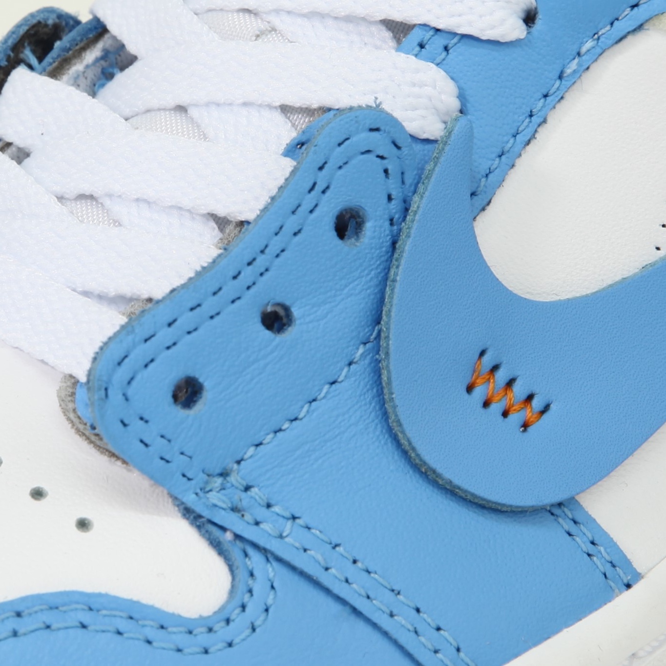 Jordan 1 Low Golf White and University Blue 착용 스타일 - 5