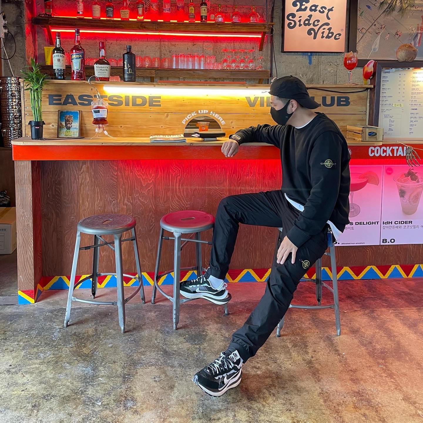Stone Island 63051 Crewneck Sweatshirt Black - 22SS, Stone Island 31303 Stretch Cotton Tela Paracadute Cargo Pants Black - 22SS 착용 스타일 - 2