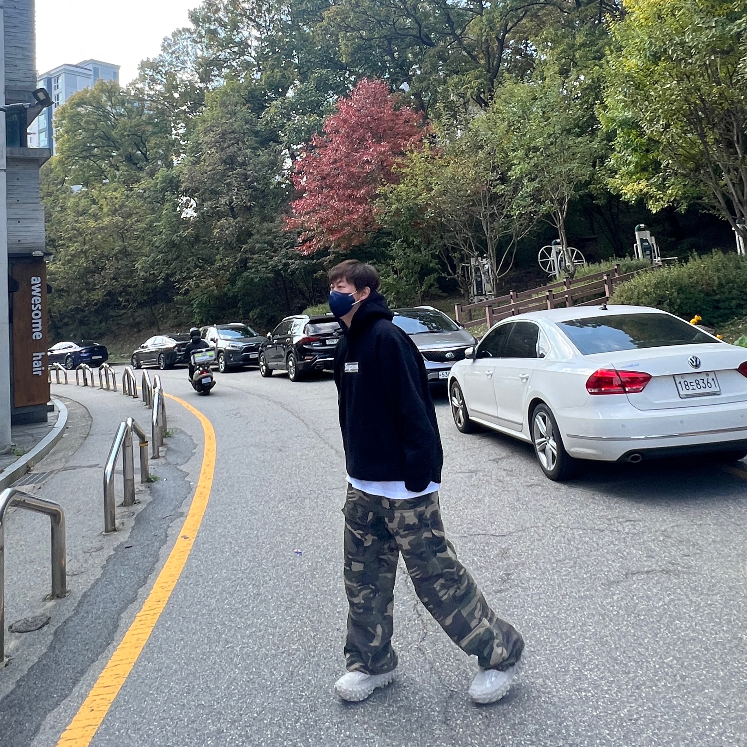Balenciaga Defender Sneakers Beige, Supreme x Burberry Box Logo Hooded Sweatshirt Black - 22SS 착용 스타일 - 2