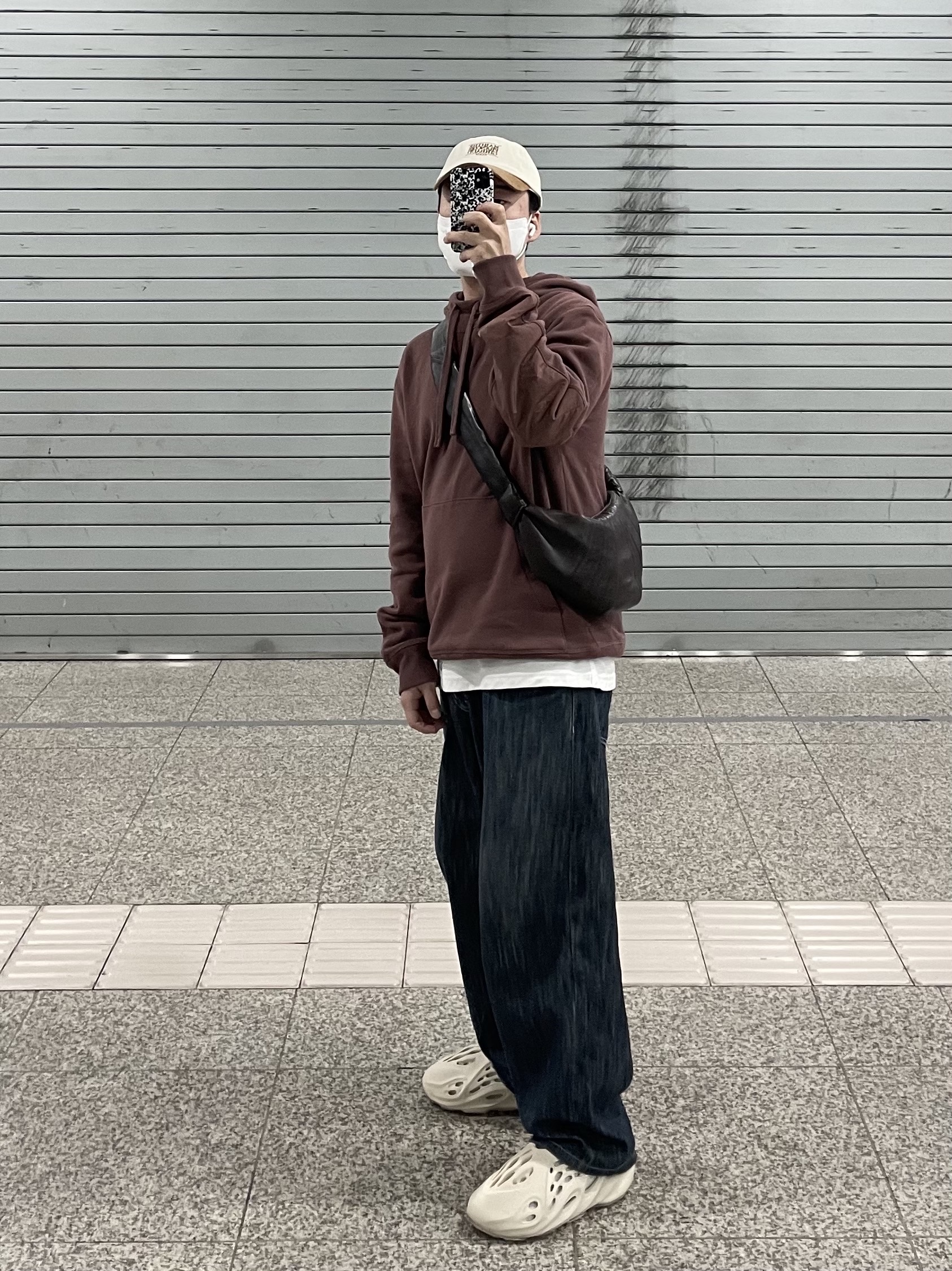 Adidas Yeezy Foam RNNR Sand, Lemaire Small Croissant Bag Soft Nappa Leather Dark Chocolate 착용 스타일