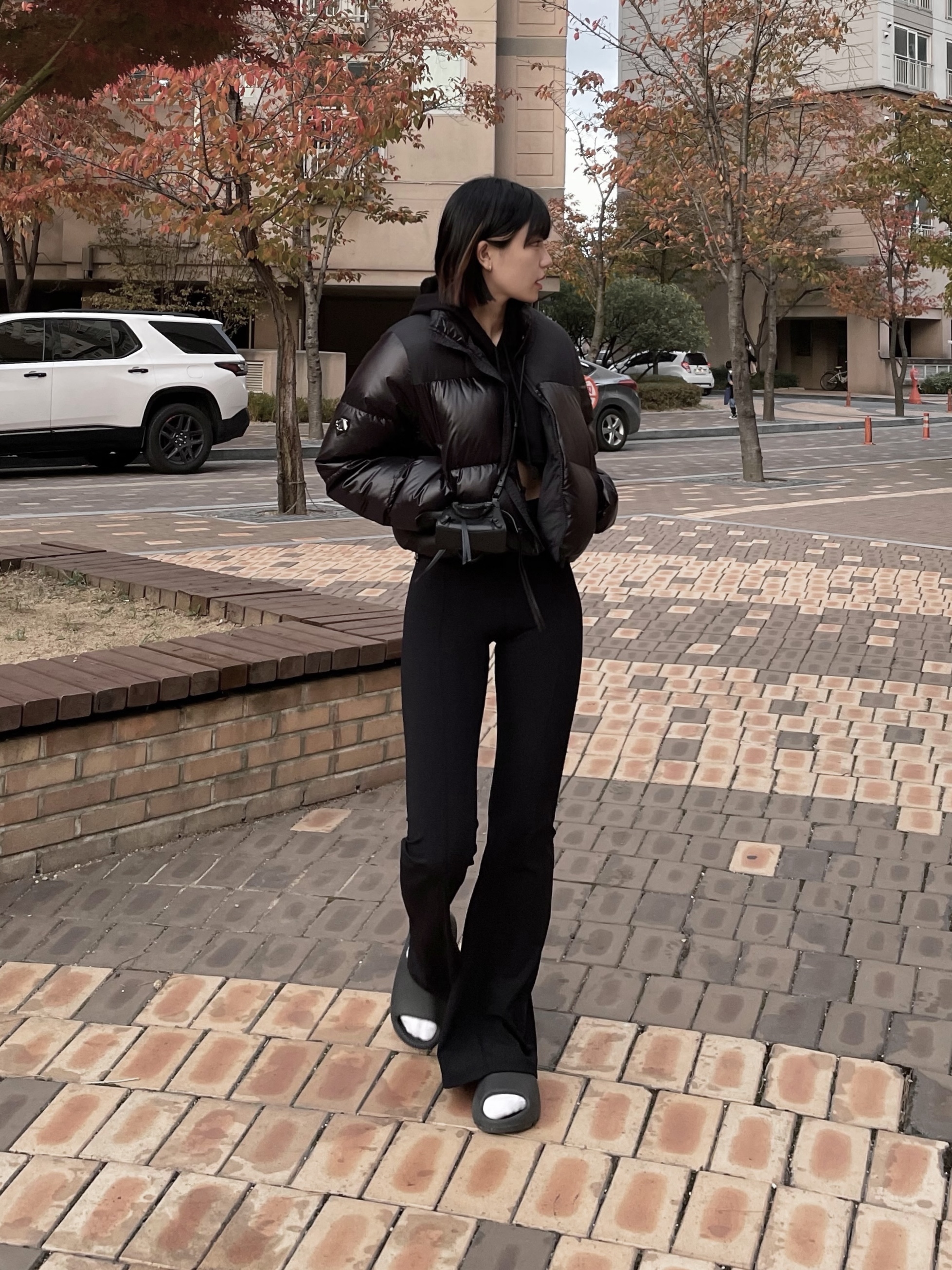 Adidas Yeezy Slide Onyx, Balenciaga Grained Calfskin Neo Classic Super Nano Handbag Black 착용 스타일
