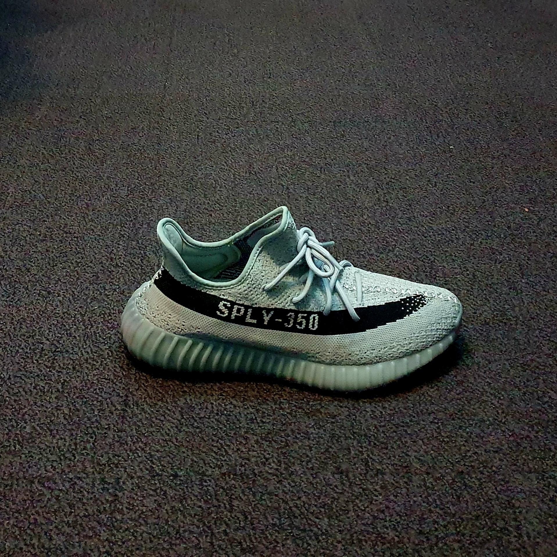 Adidas Yeezy Boost 350 V2 Salt Core Black 착용 스타일