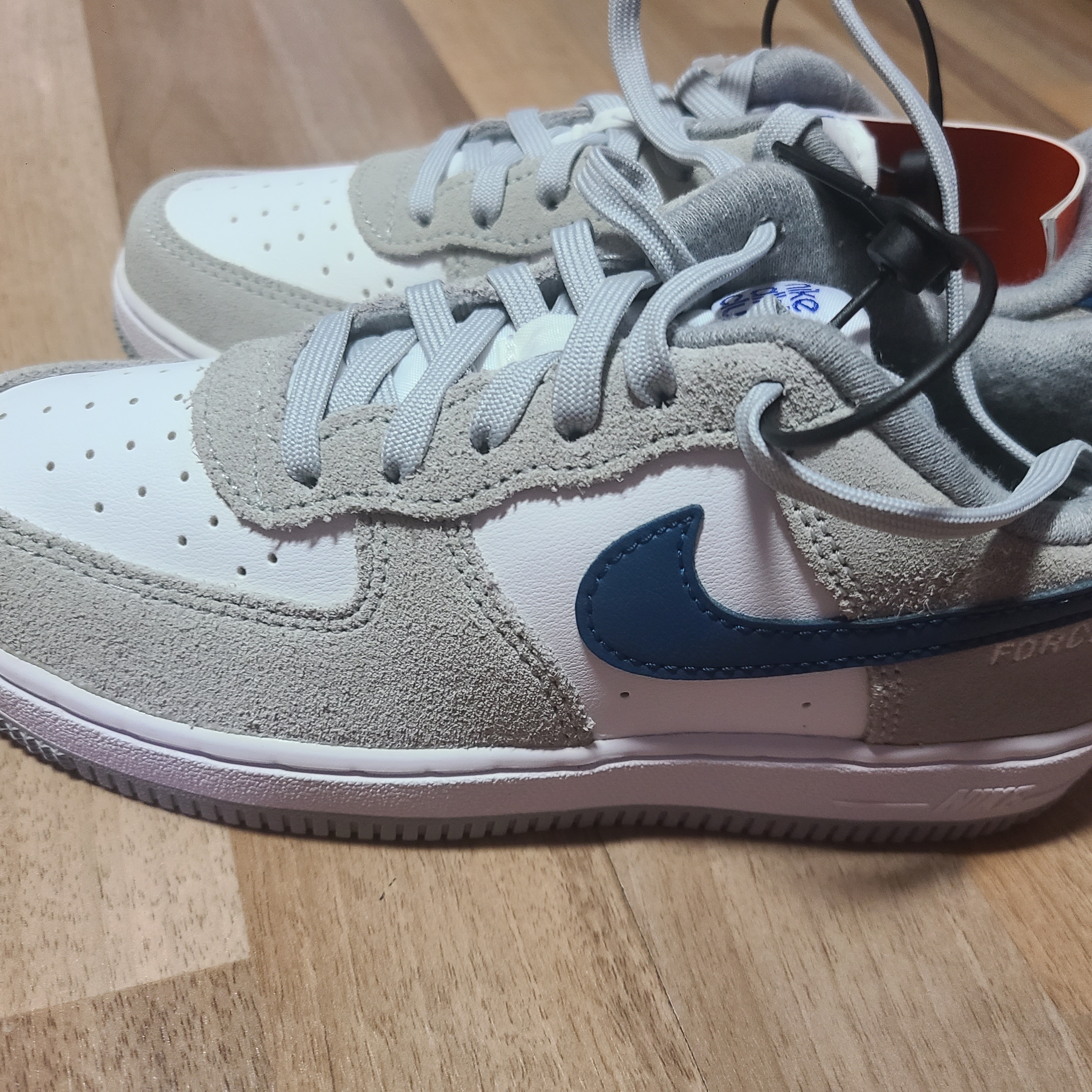 Nike Air Force 1 '07 LV8 Athletic Club Light Smoke Grey Marina 착용 스타일