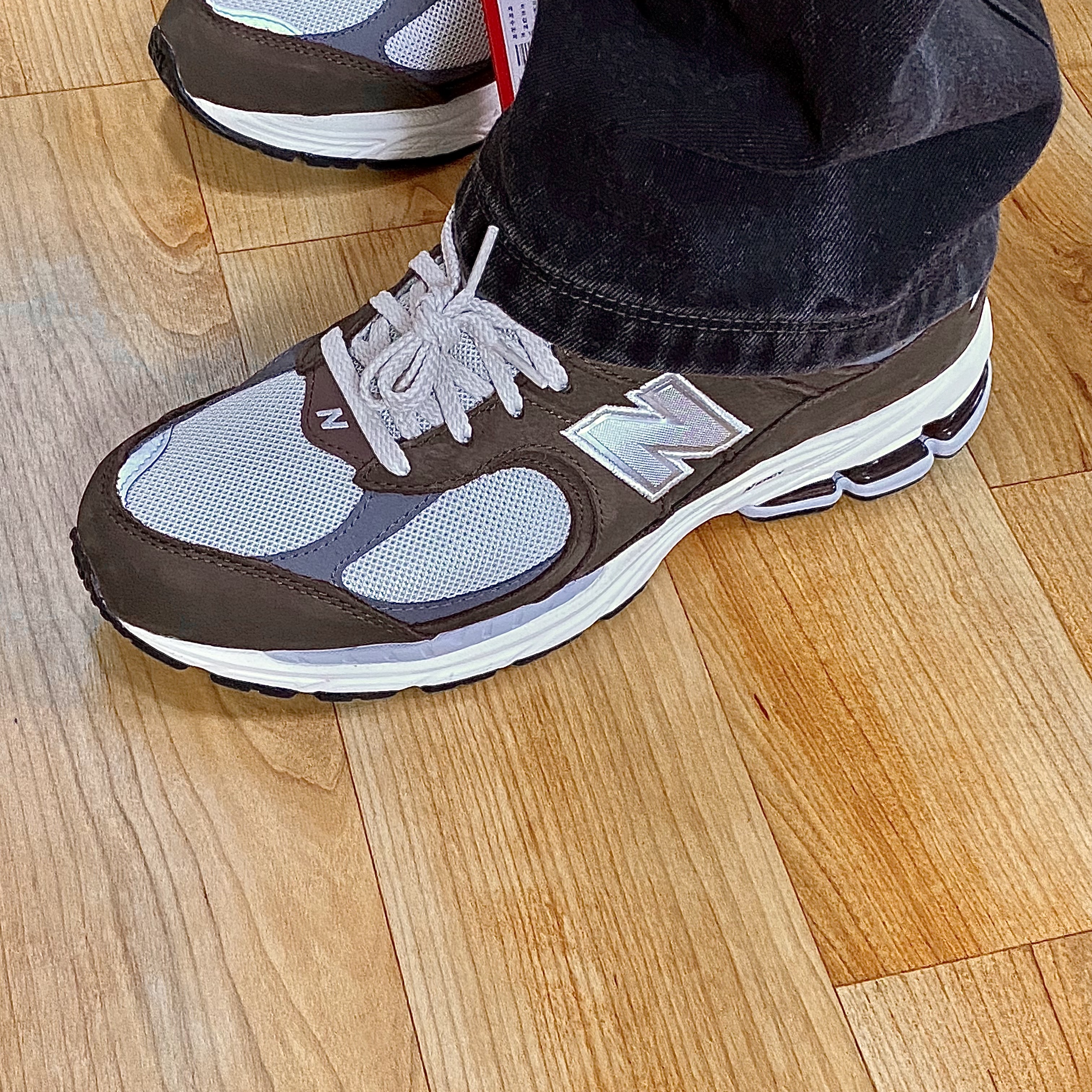 New Balance 2002R Brown Cream 착용 스타일 - 3