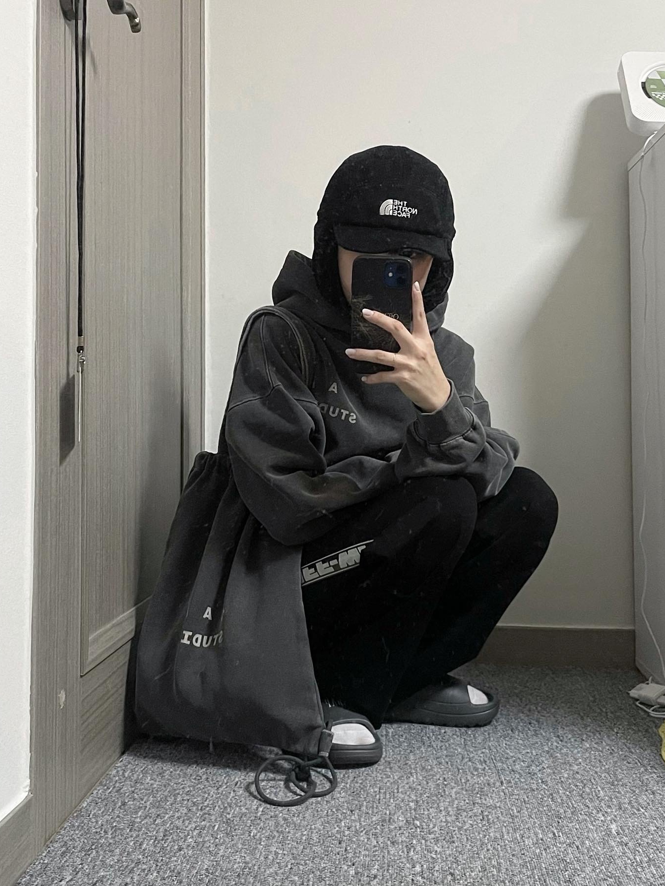 IAB Studio Pigment Hoodie & Sack Black 착용 스타일 - 1