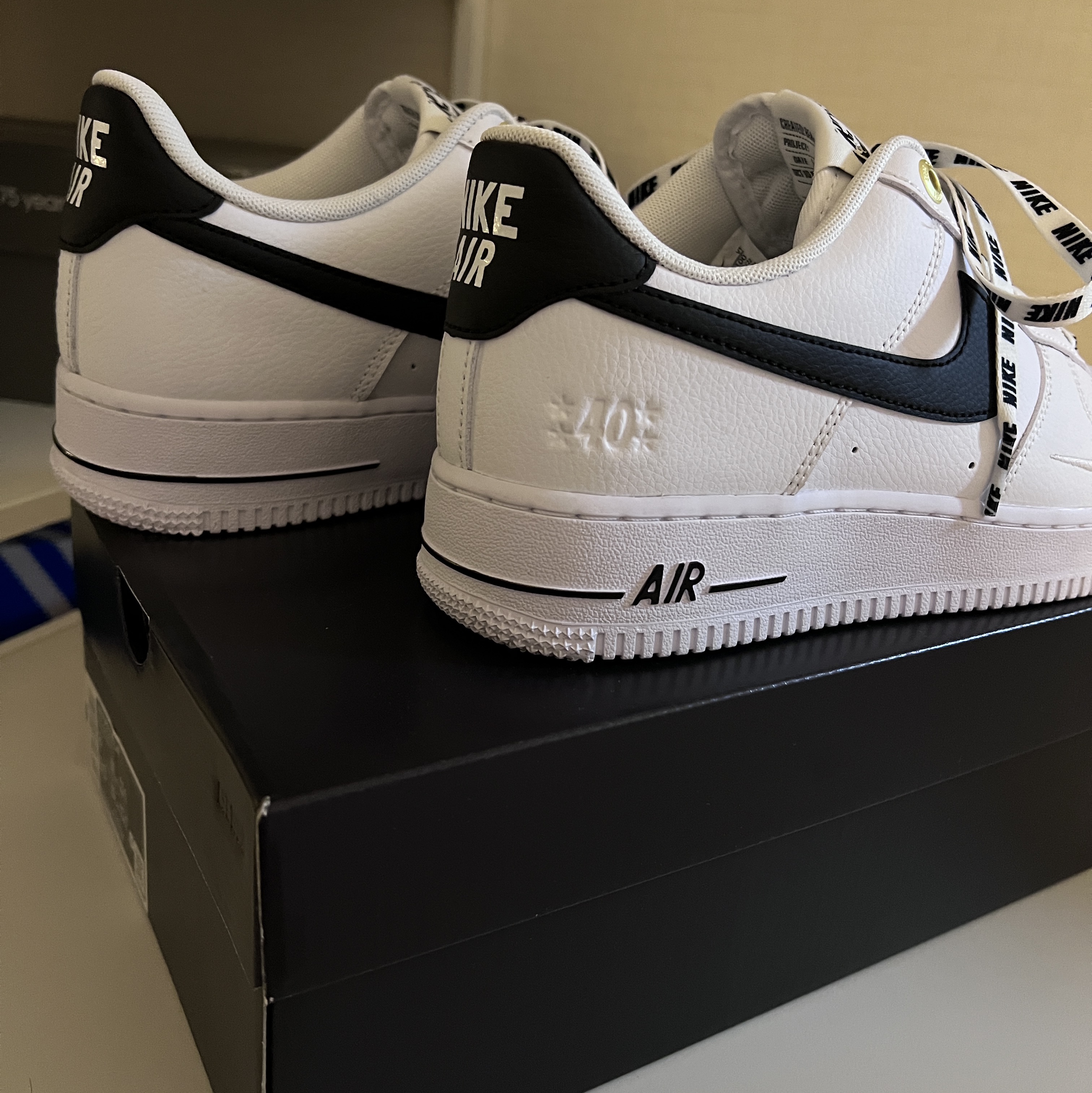 Nike Air Force 1 '07 LV8 40th Anniversary Join Forces White Black 착용 스타일 - 4