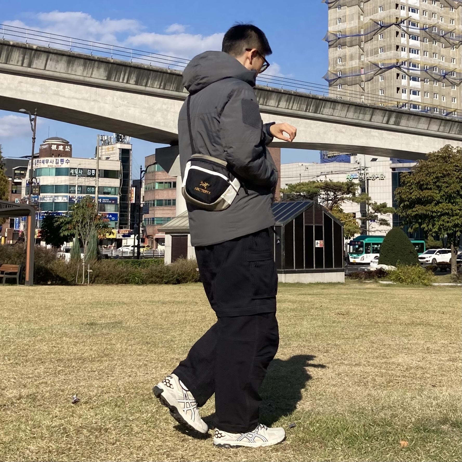 Nike ACG Smith Summit Cargo Pants Black Summit White - Asia, Asics Gel-Kahana 8 Khaki 착용 스타일 - 1