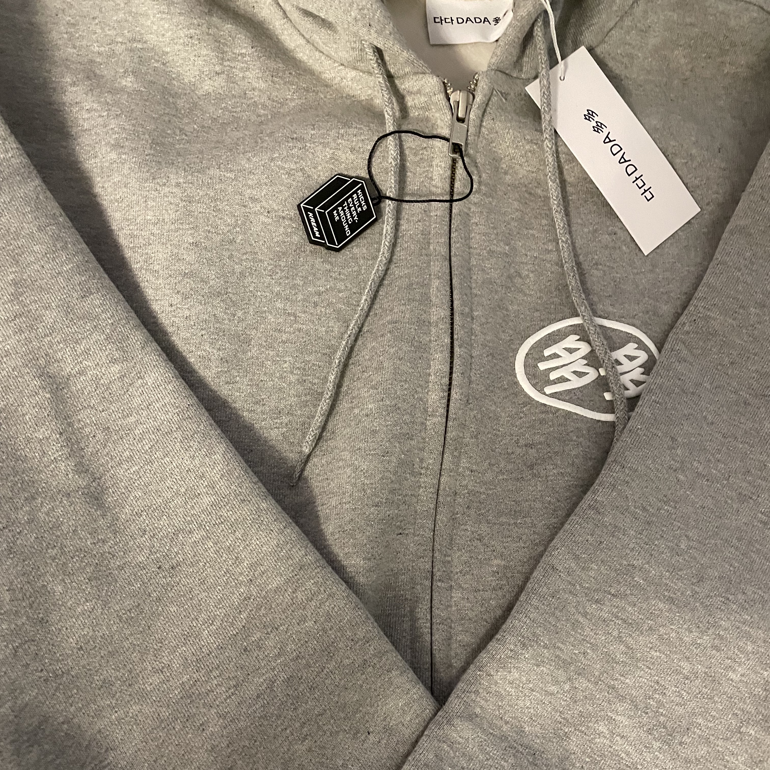 Dada Logo Hoodie Zip-Up Grey 착용 스타일