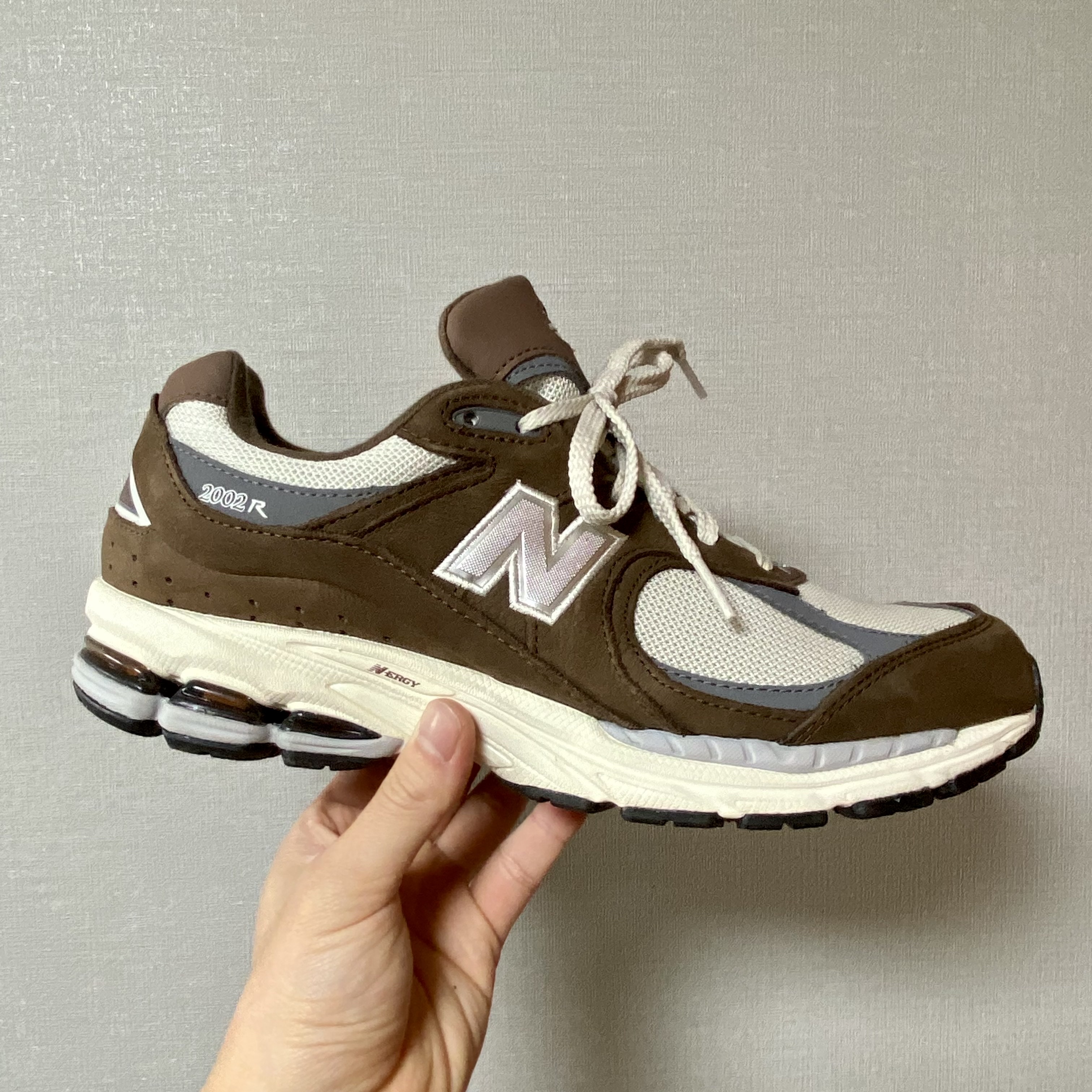 New Balance 2002R Brown Cream 착용 스타일 - 2