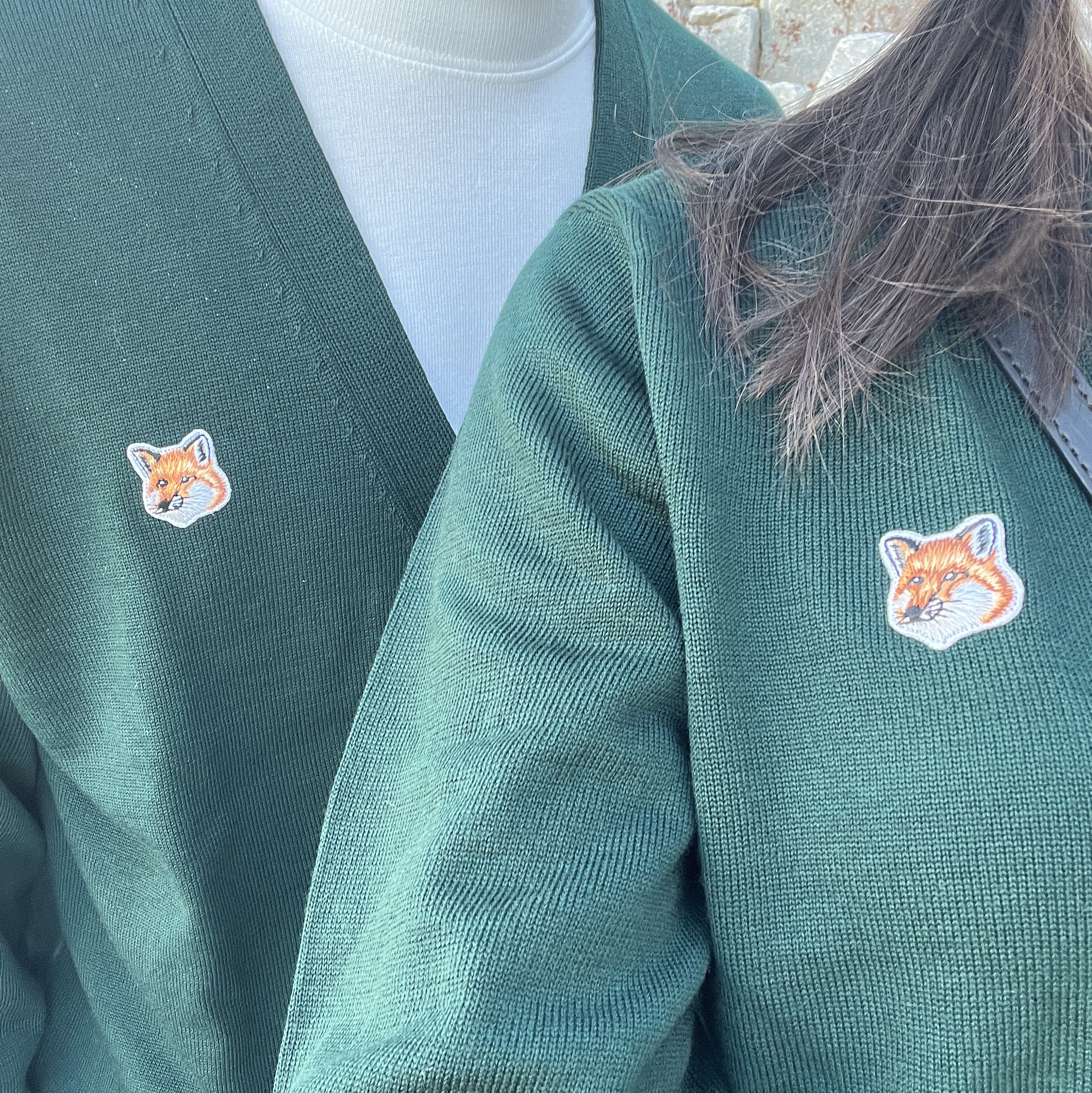 Maison Kitsune Fox Head Patch Classic Cardigan Deep Green 착용 스타일 - 2