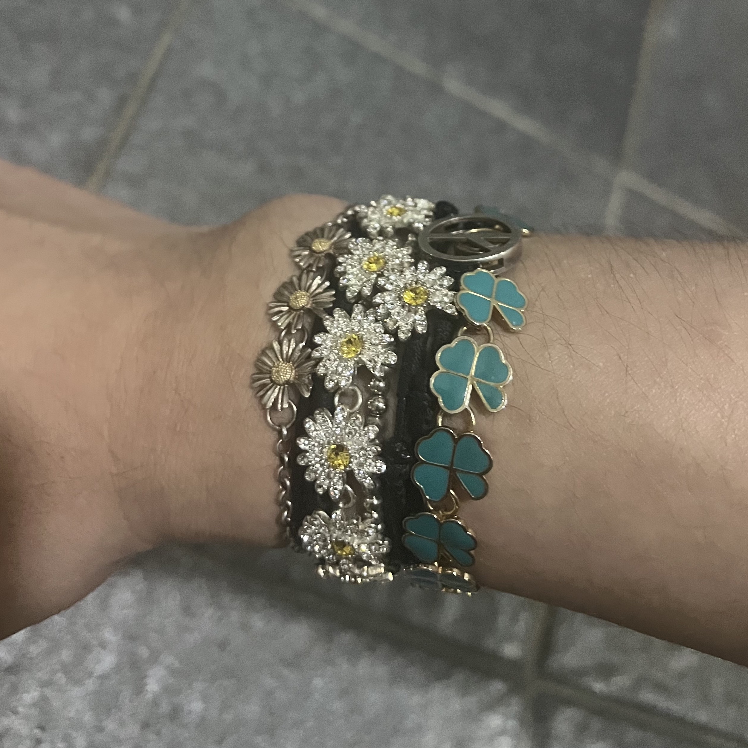 Peaceminusone Clover Bracelet #1 Mint, Peaceminusone String Bracelet #4 착용 스타일