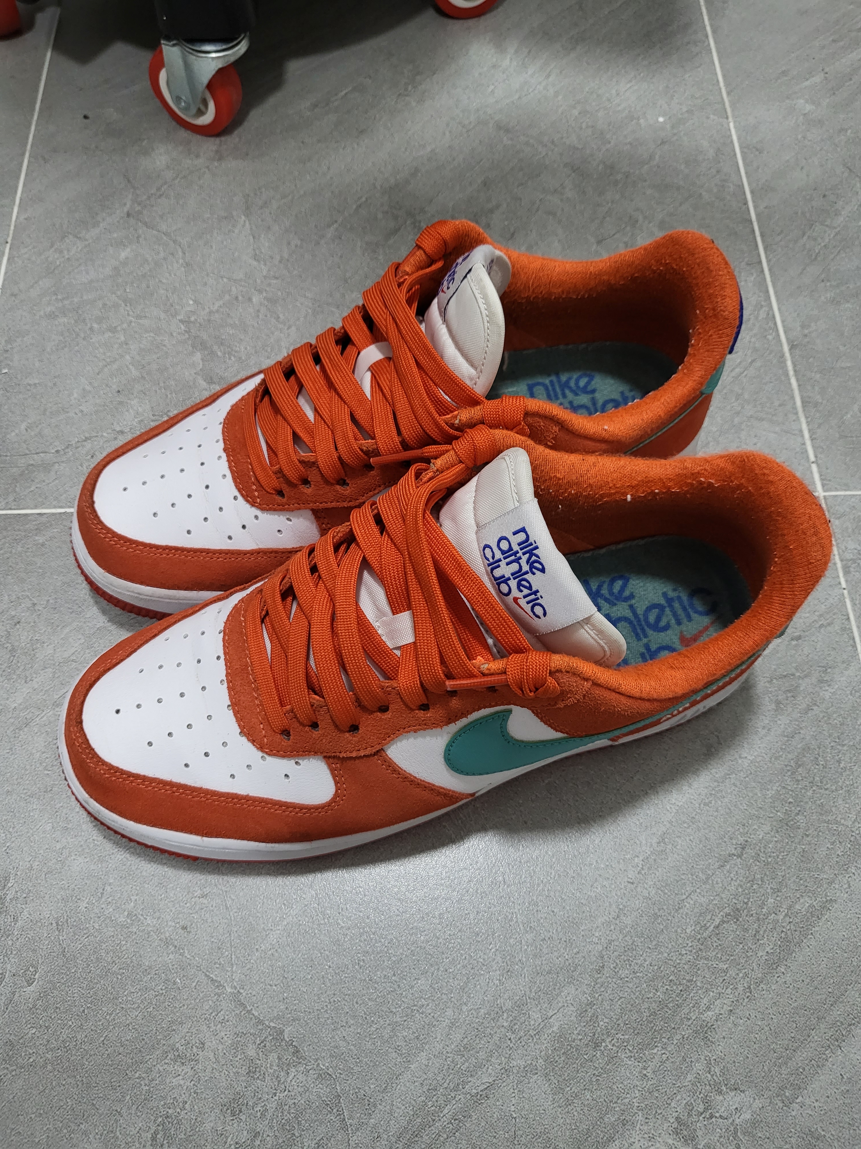 Nike Air Force 1 '07 LV8 Athletic Club Rush Orange Washed Teal 착용 스타일