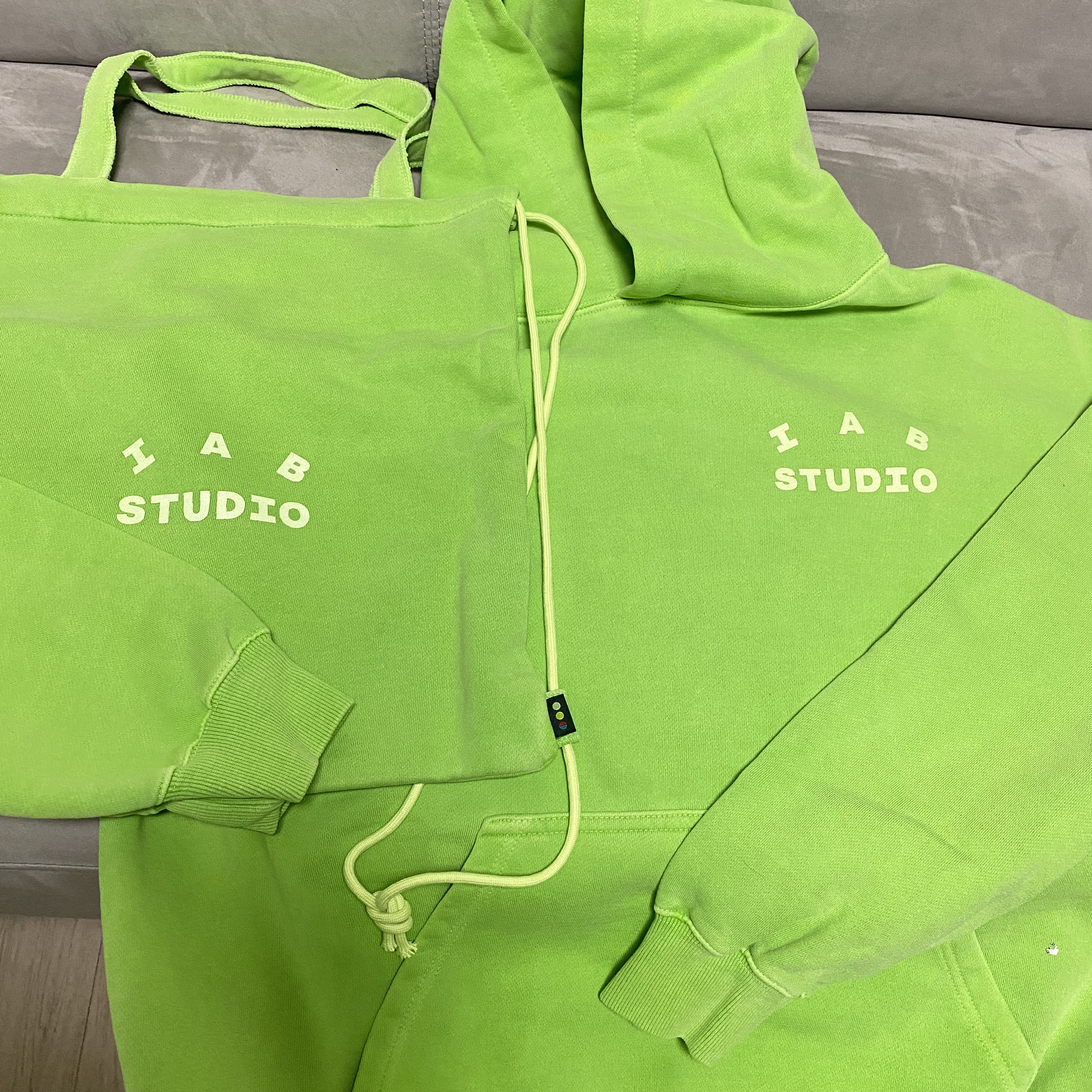 IAB Studio Pigment Hoodie & Sack Apple Green 착용 스타일