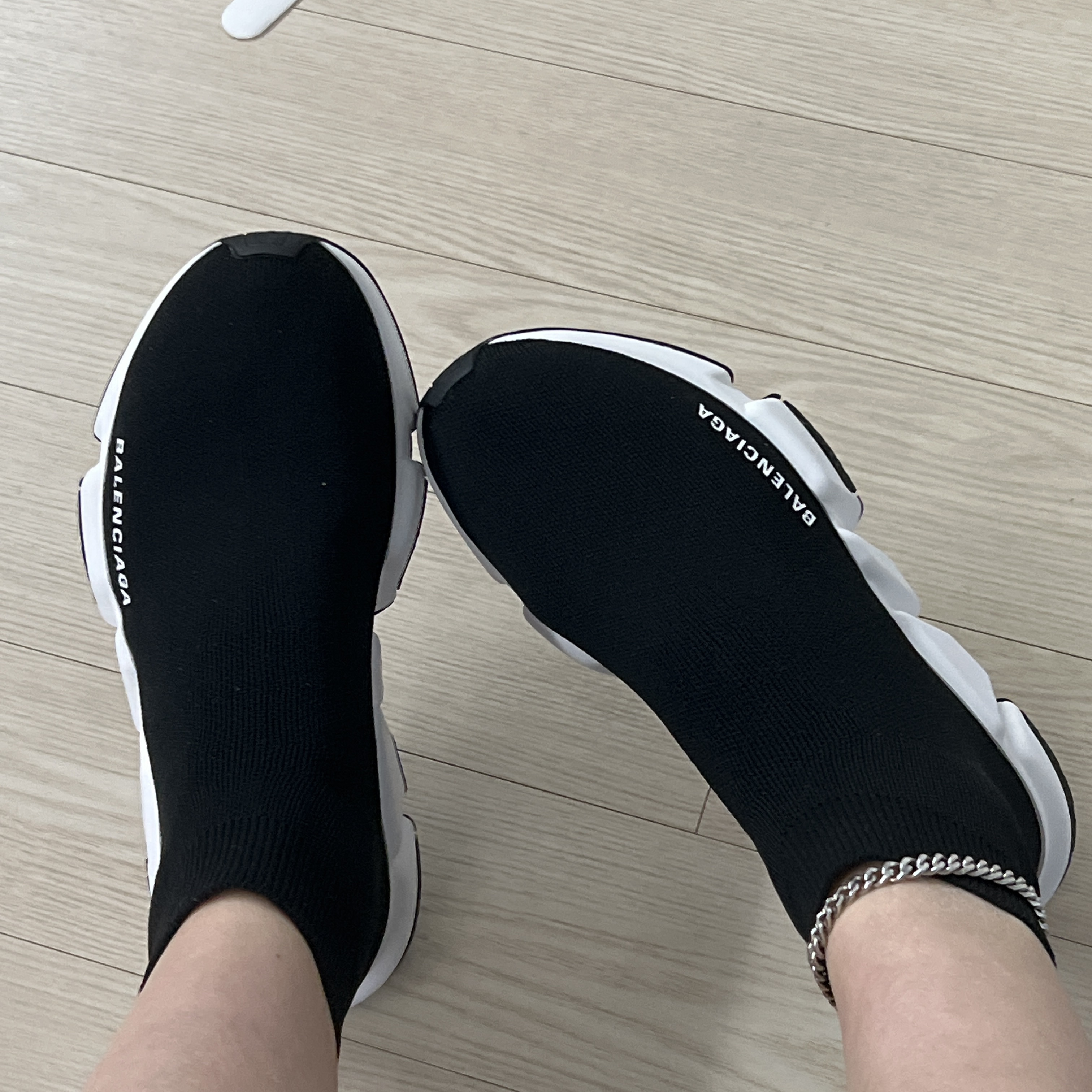 (W) Balenciaga Speed Trainer Black White 2021/2022 착용 스타일 - 1