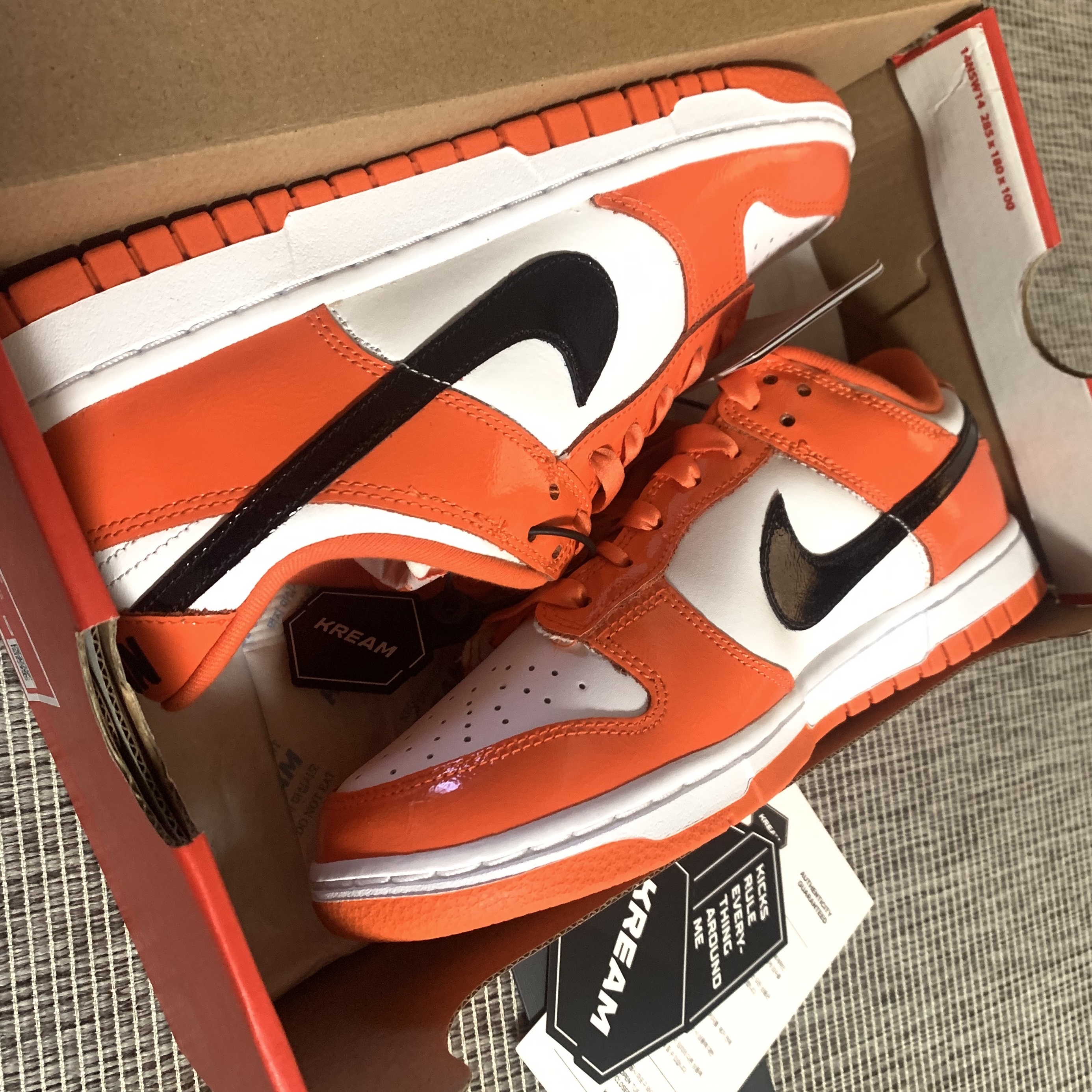 (W) Nike Dunk Low Essential Brilliant Orange 착용 스타일 - 4